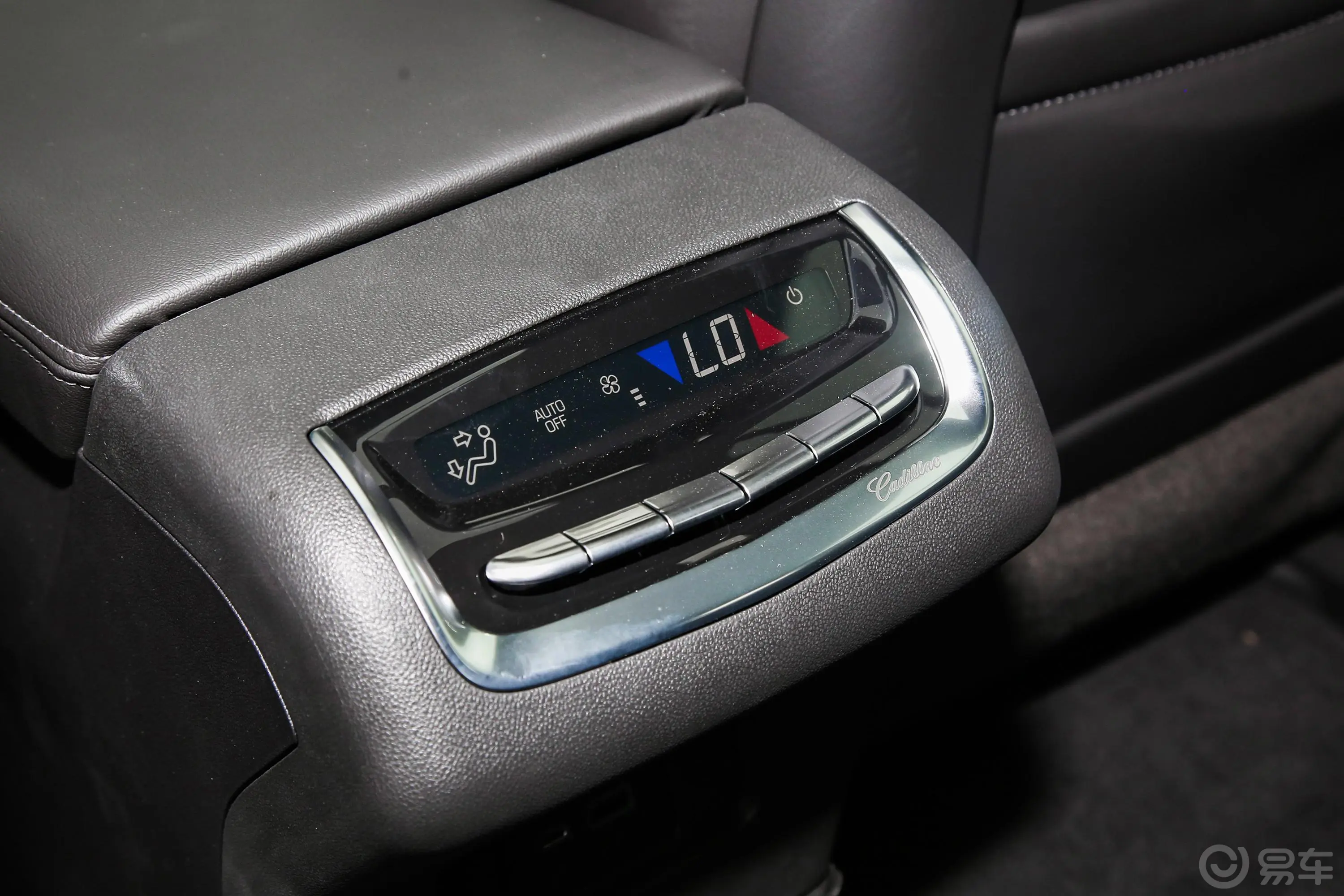凯迪拉克XT6轻混 120周年纪念版 2.0T 四驱尊贵型 6座后排空调控制键