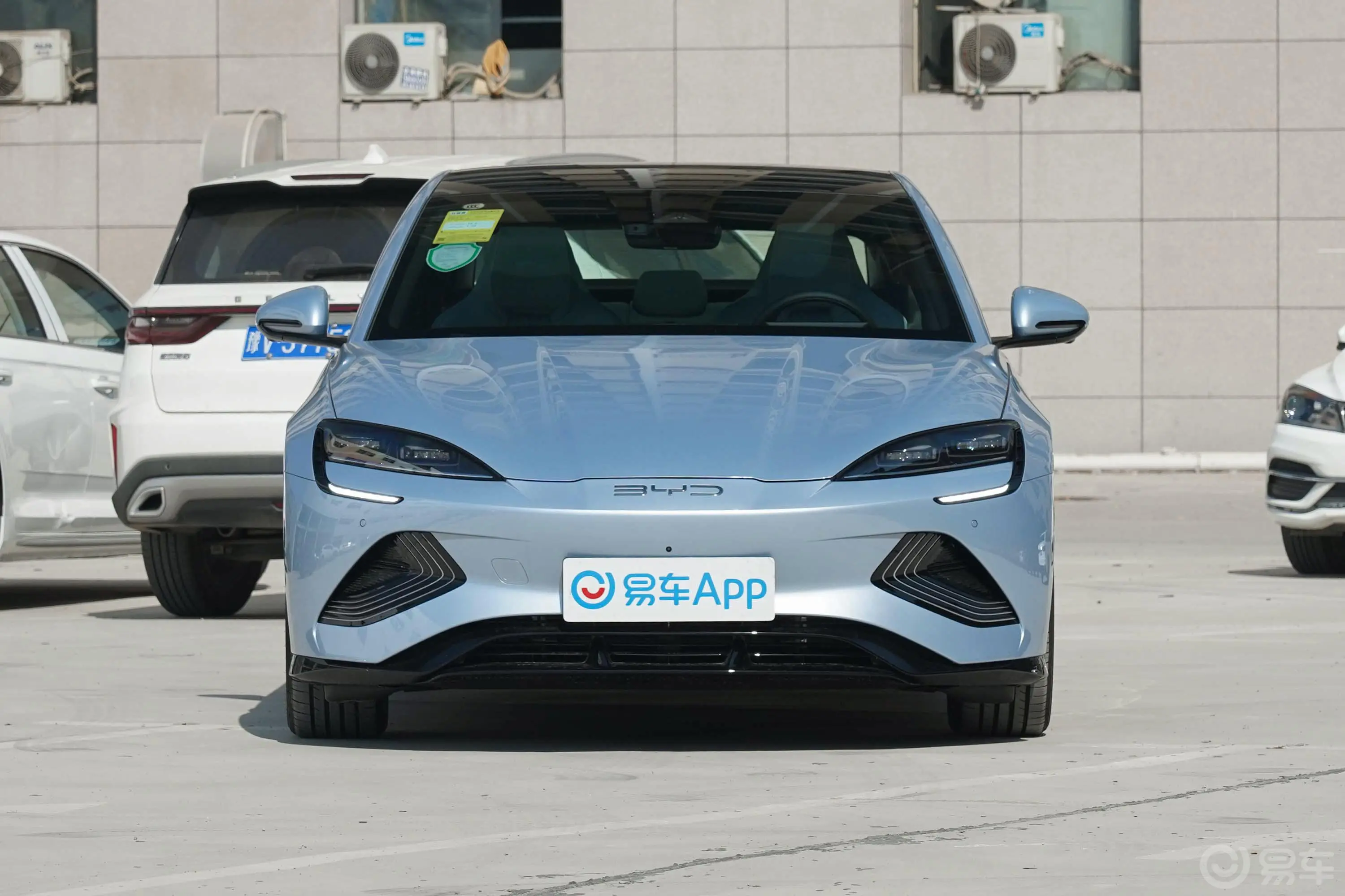 海豹EV 550km 后驱标准续航尊贵型正前水平