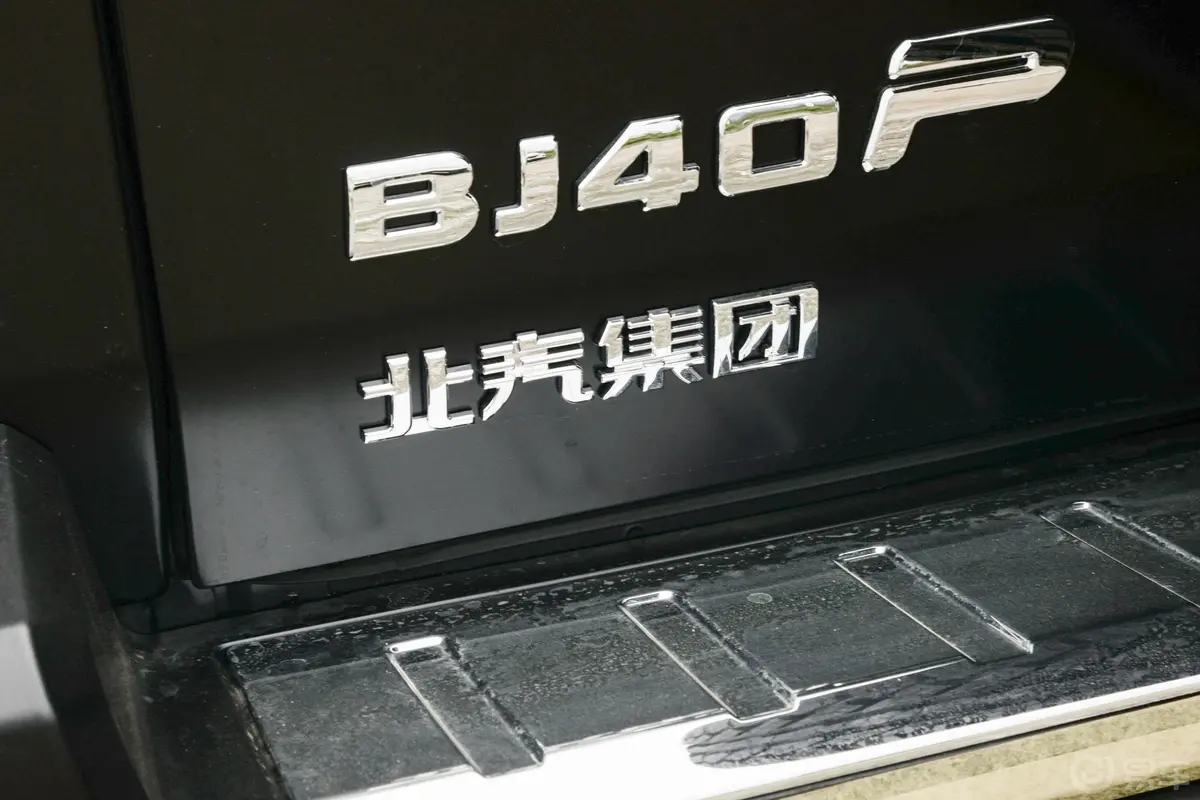 北京BJ40刀锋英雄版 2.0T 自动四驱侠客版(前后电控锁） 柴油外观细节