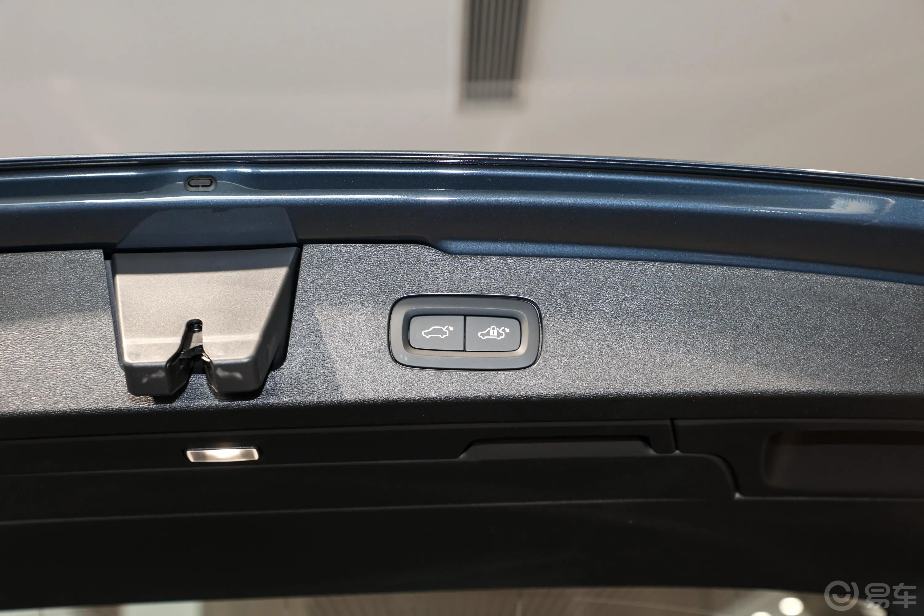 沃尔沃V60B5 自动智远豪华版电动尾门按键（手动扶手）