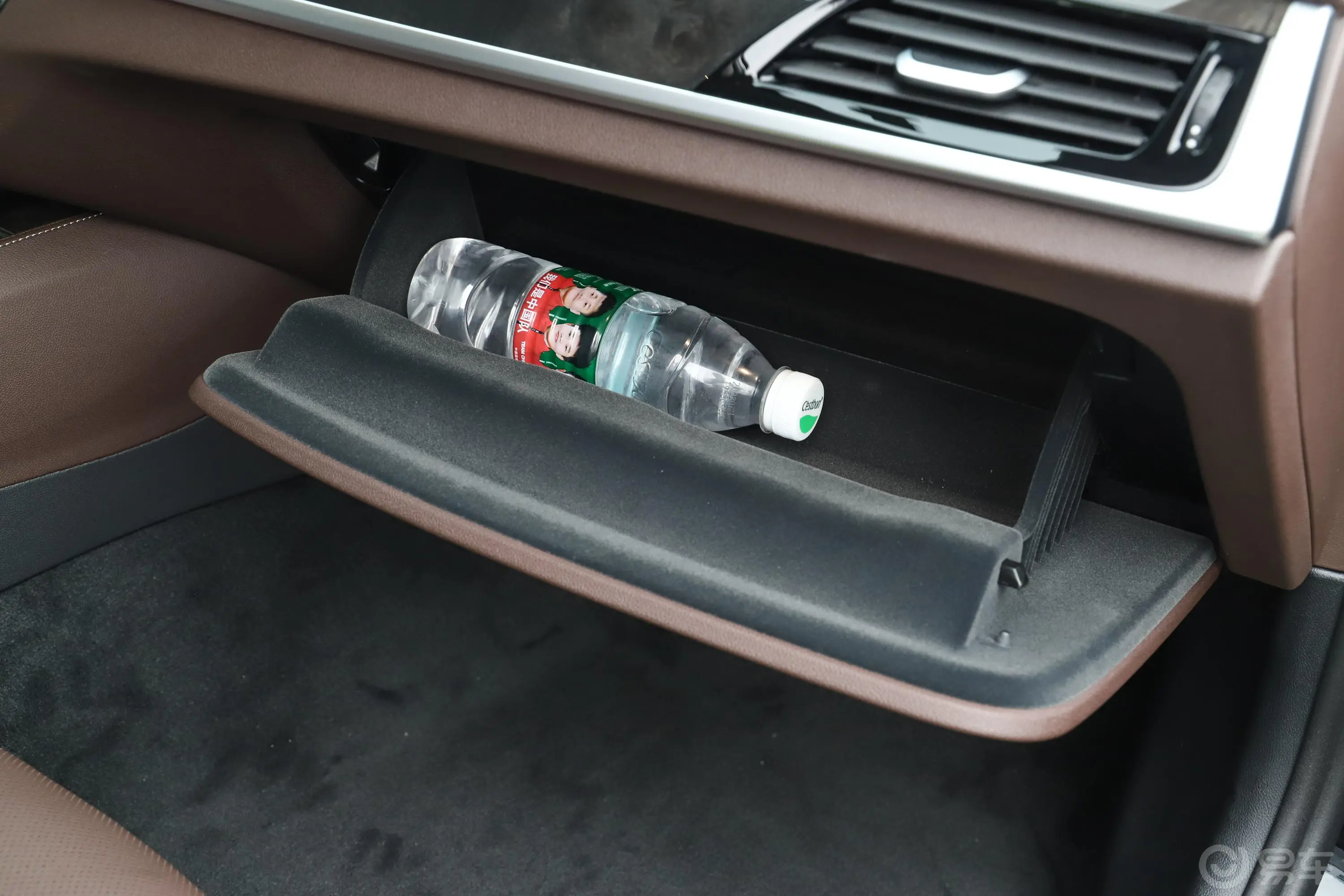 宝马5系改款三 530Li 尊享型 豪华套装手套箱空间水瓶横置