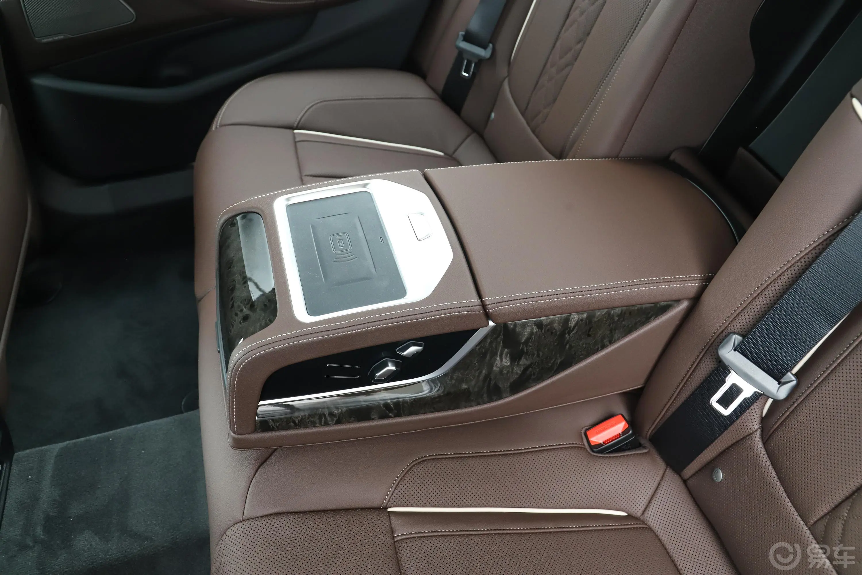 宝马5系改款三 530Li 尊享型 豪华套装后排中央扶手
