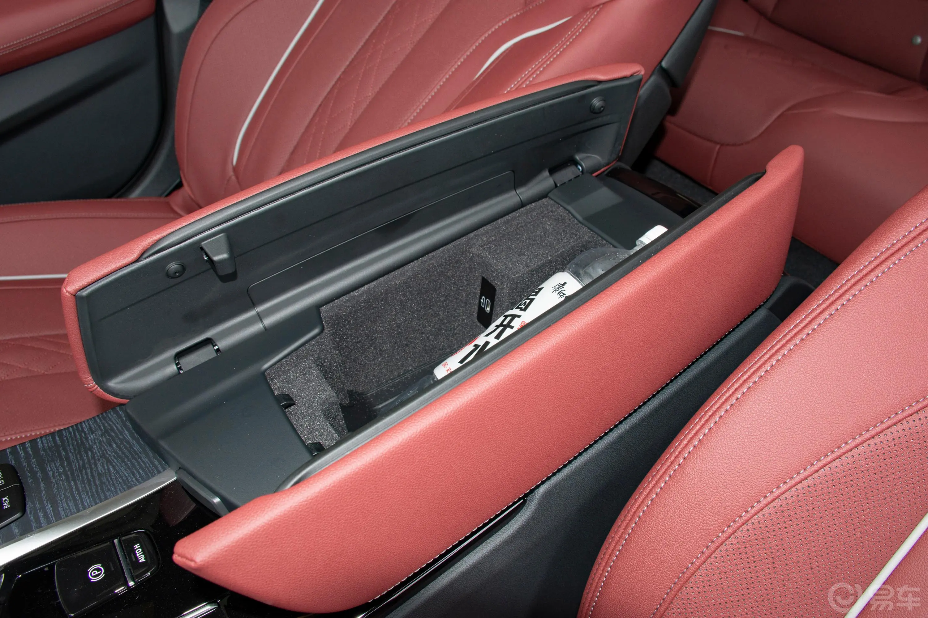 宝马5系改款三 530Li 尊享型 M运动套装前排扶手箱储物格