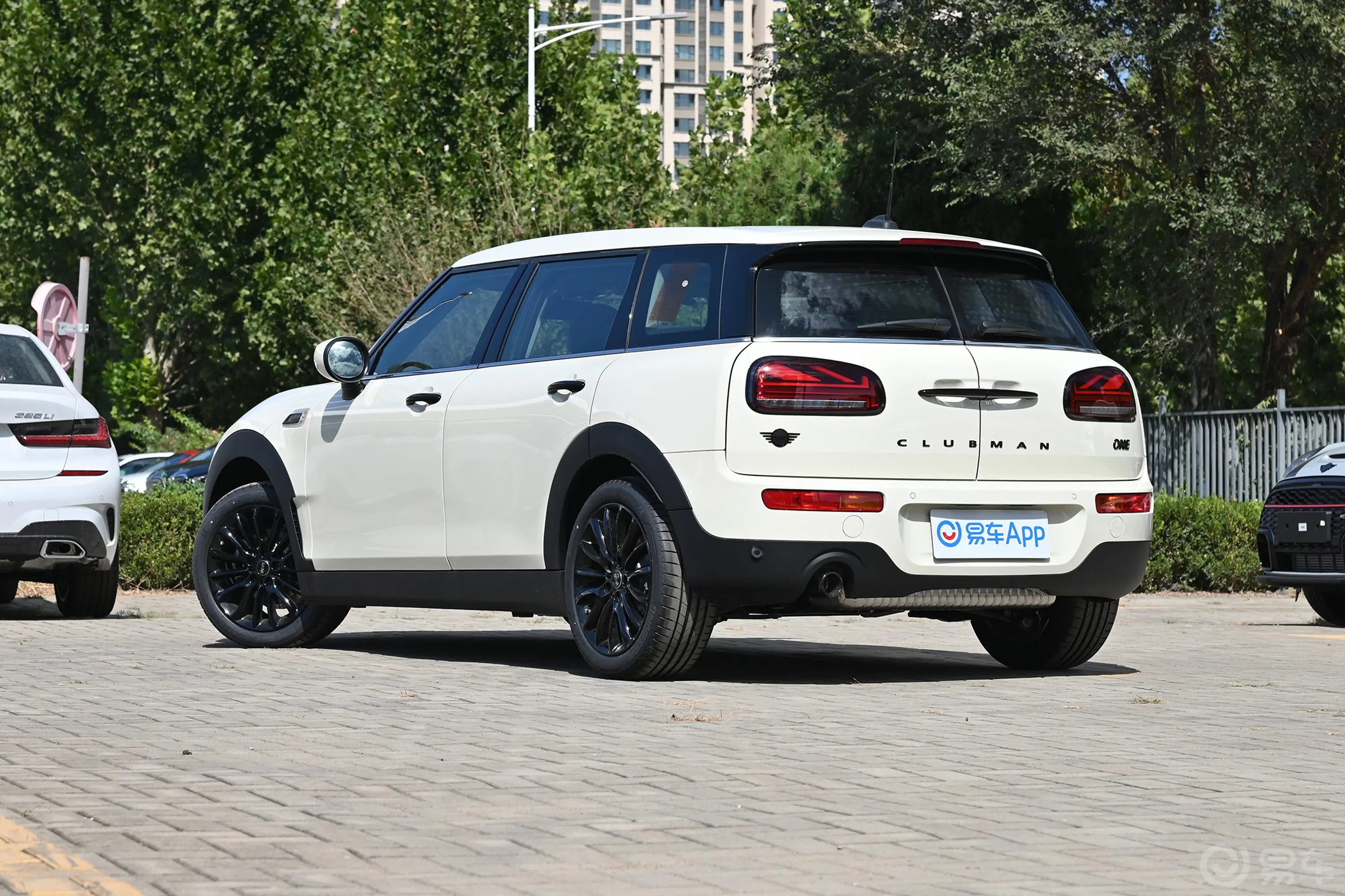 MINI CLUBMAN1.5T 白衬衫特别版侧后45度车头向左水平