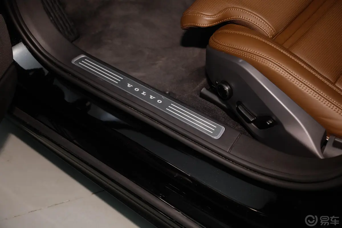 沃尔沃S90B5 智雅豪华版前排迎宾踏板