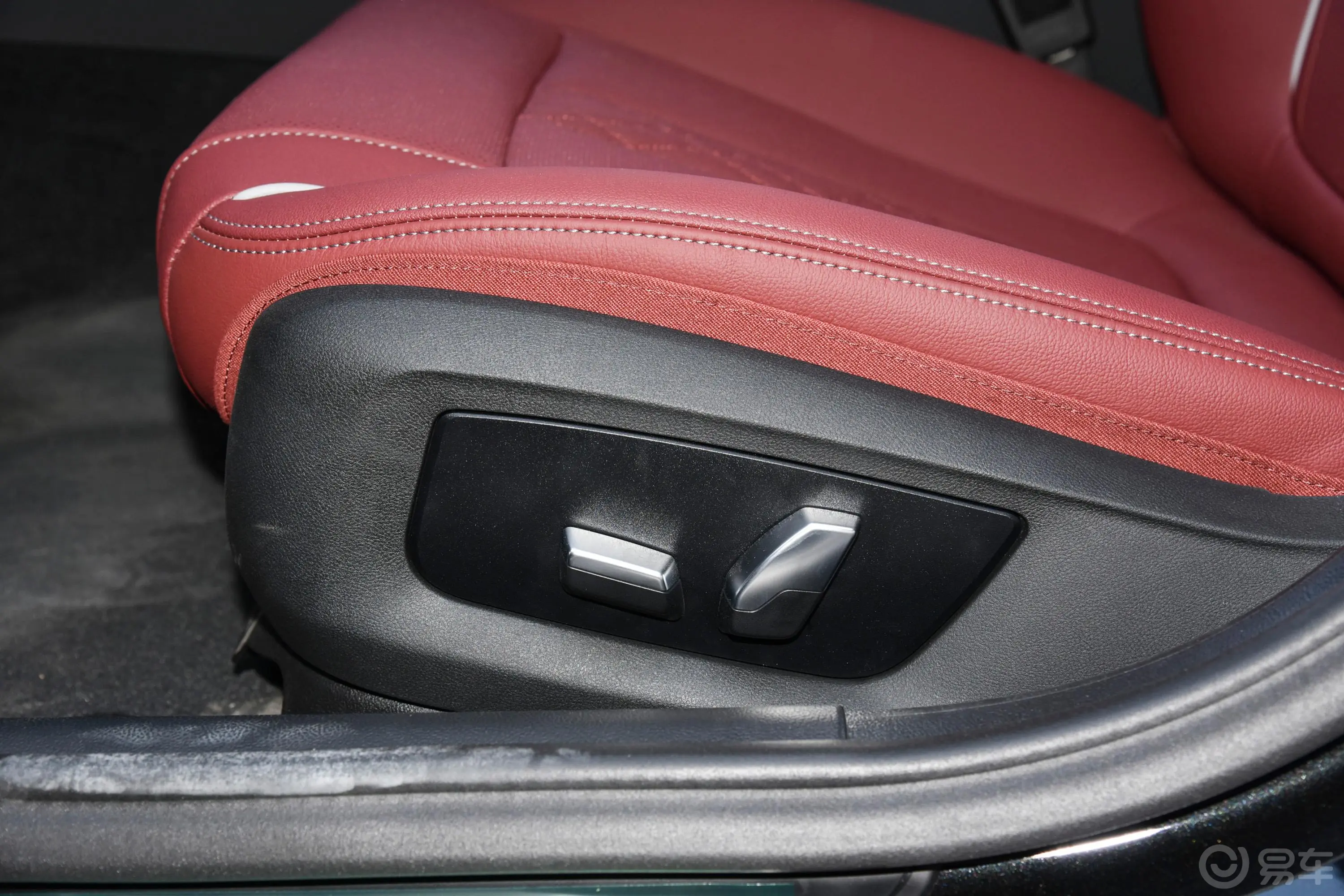宝马5系 插电混动改款二 535Le 豪华套装主驾座椅调节