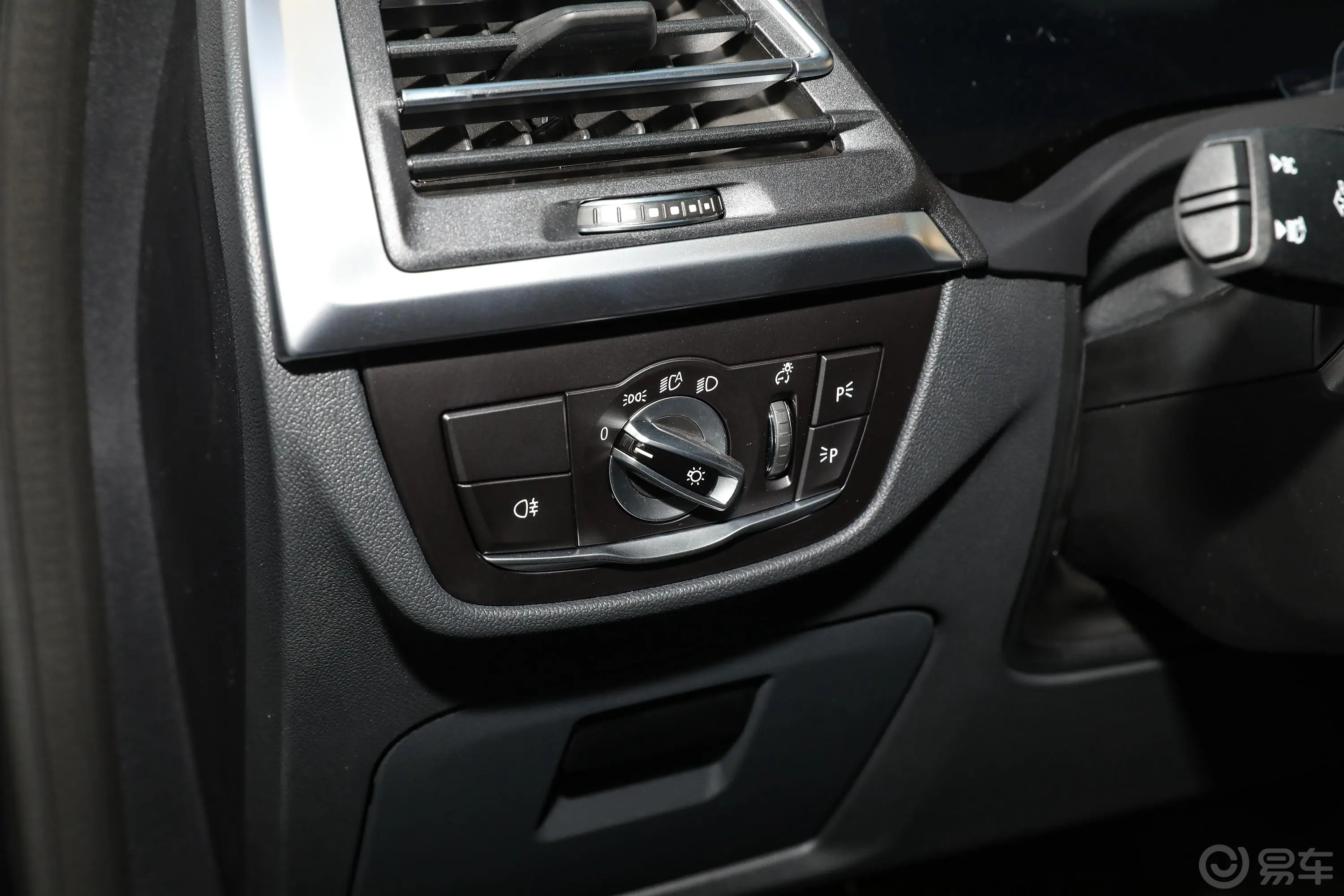 宝马X3改款 xDrive25i M运动套装灯光控制区