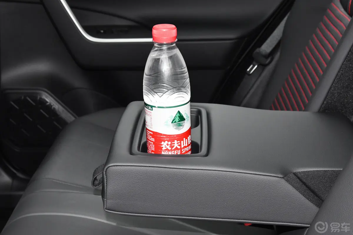 RAV4荣放 双擎E+2.5L 四驱旗舰Pro后排杯架