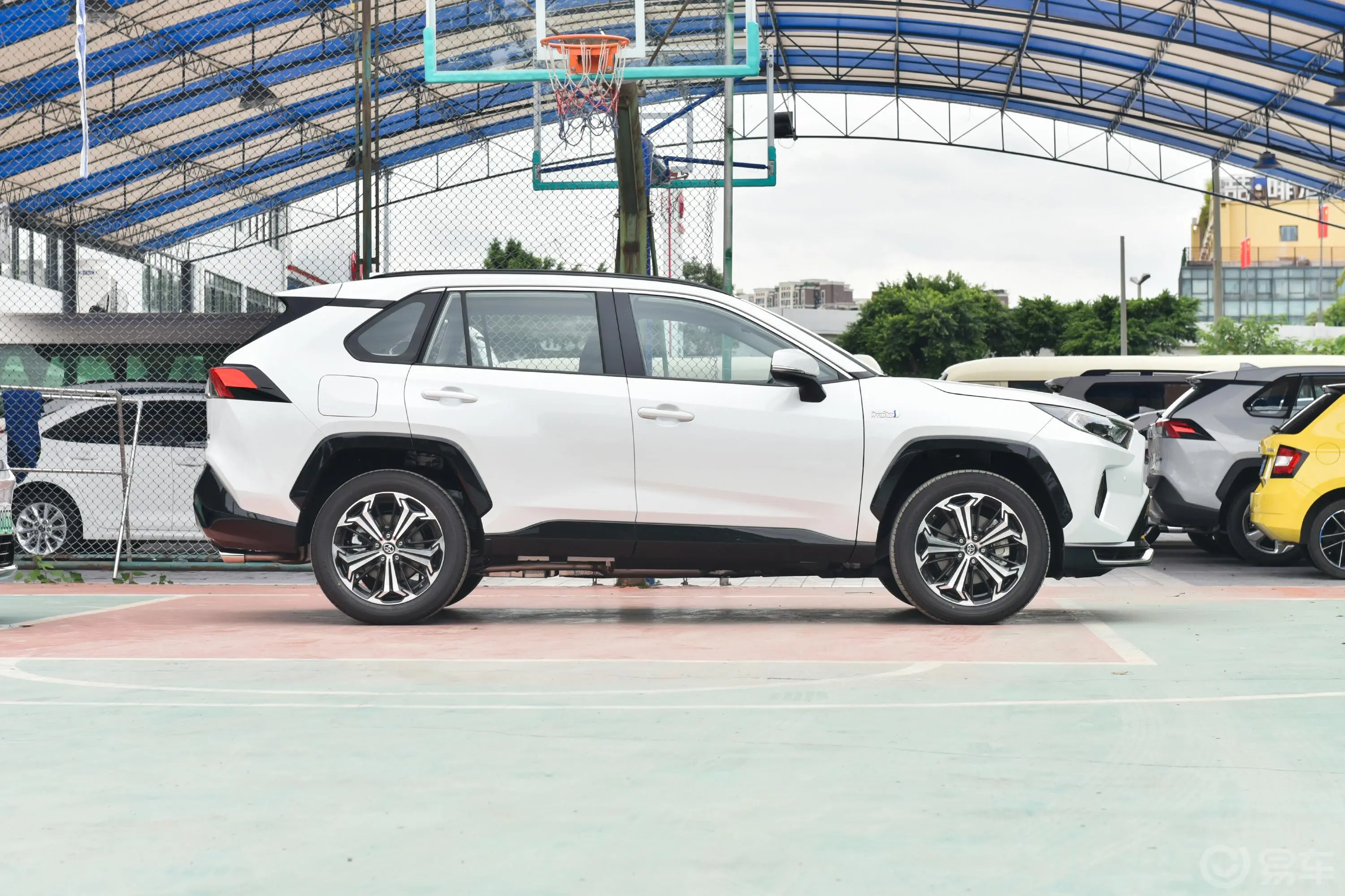 RAV4荣放 双擎E+2.5L 四驱旗舰Pro正侧车头向右水平