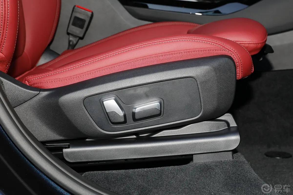 宝马X3改款二 xDrive30i 尊享型 M曜夜套装副驾座椅调节