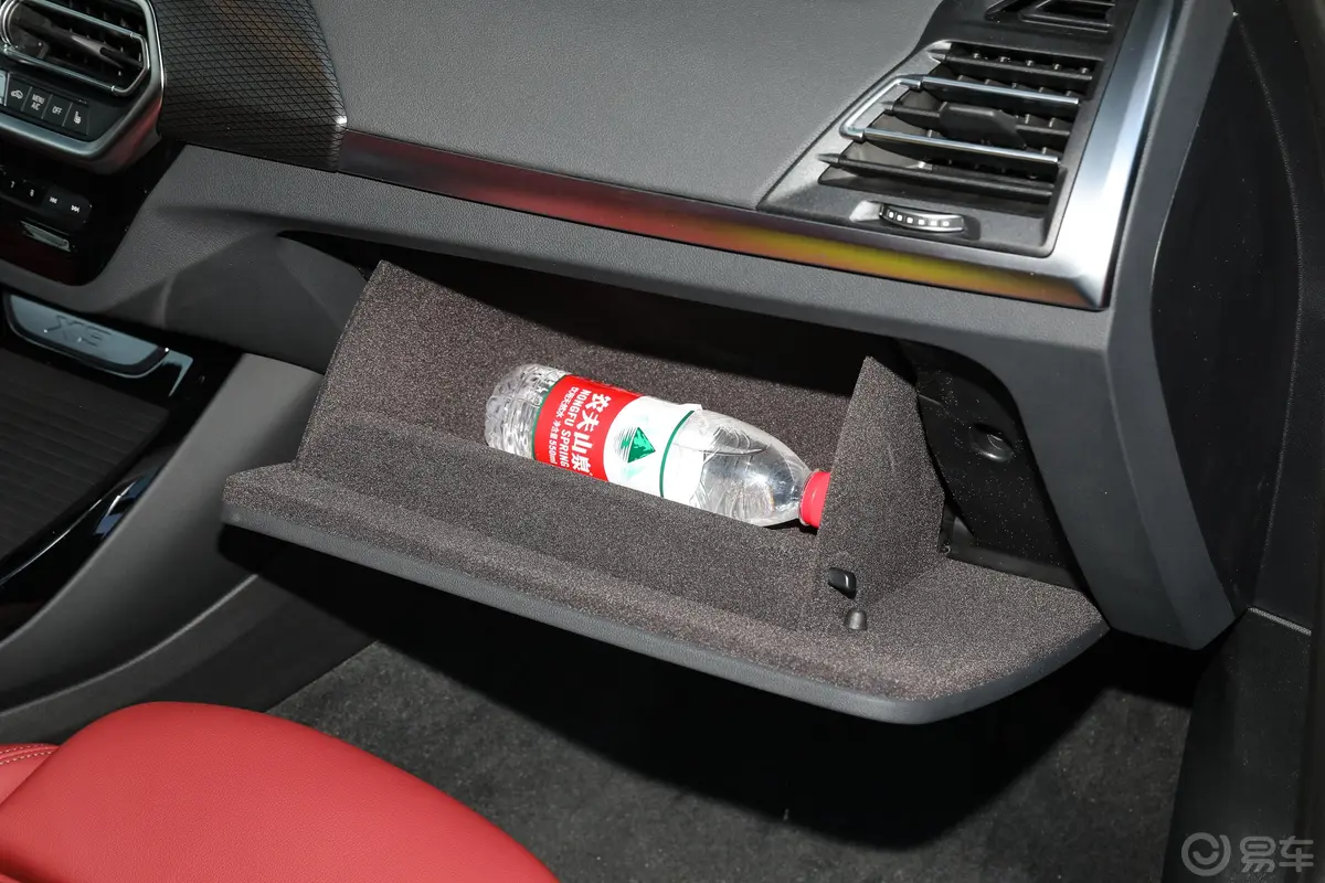 宝马X3改款二 xDrive30i 尊享型 M曜夜套装手套箱空间水瓶横置