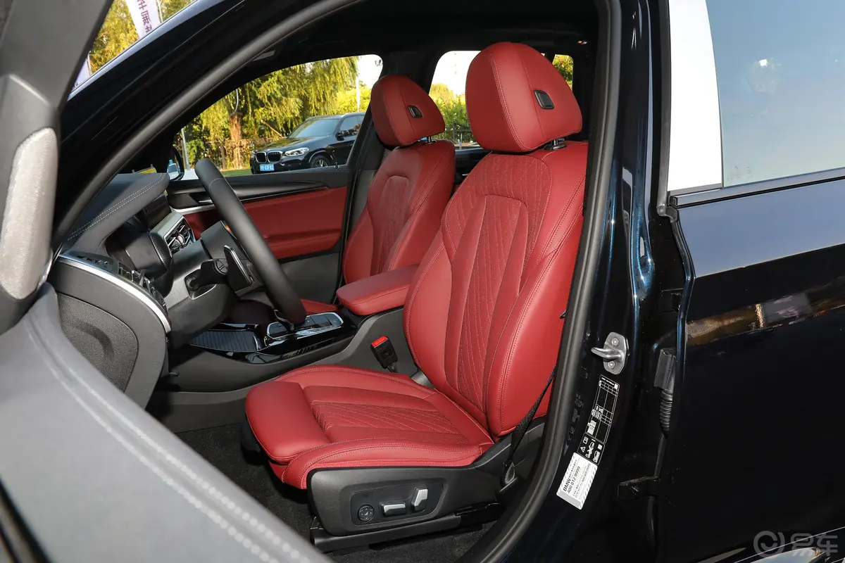 宝马X3改款二 xDrive30i 尊享型 M曜夜套装驾驶员座椅