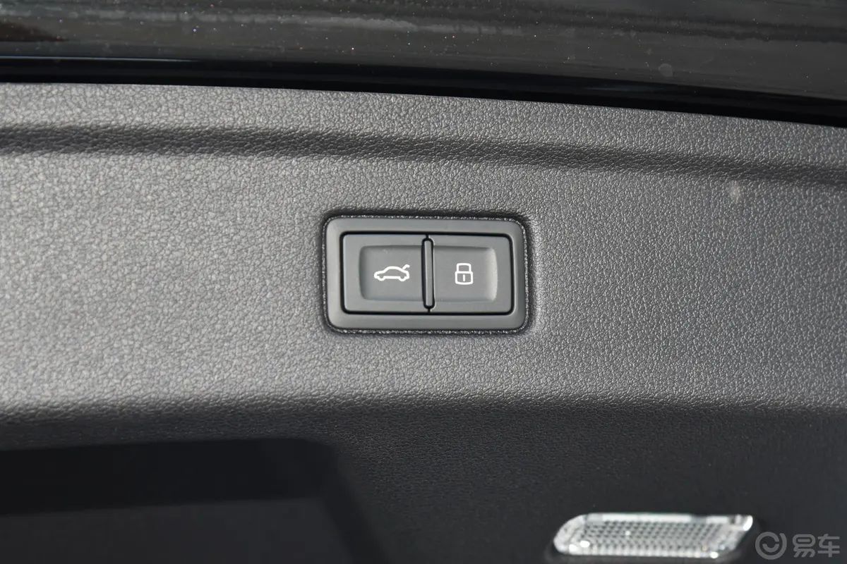 奥迪S53.0T Sportback电动尾门按键（手动扶手）