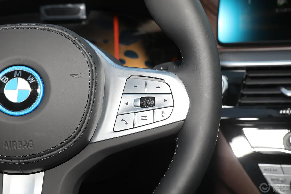 宝马5系 插电混动改款三 535Le 先锋版M运动套装右侧方向盘功能按键