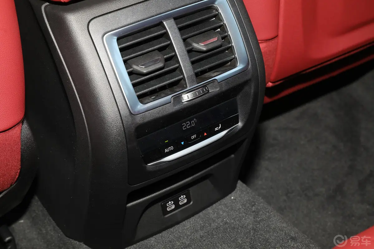 宝马iX3改款 535km 创领型后排空调控制键
