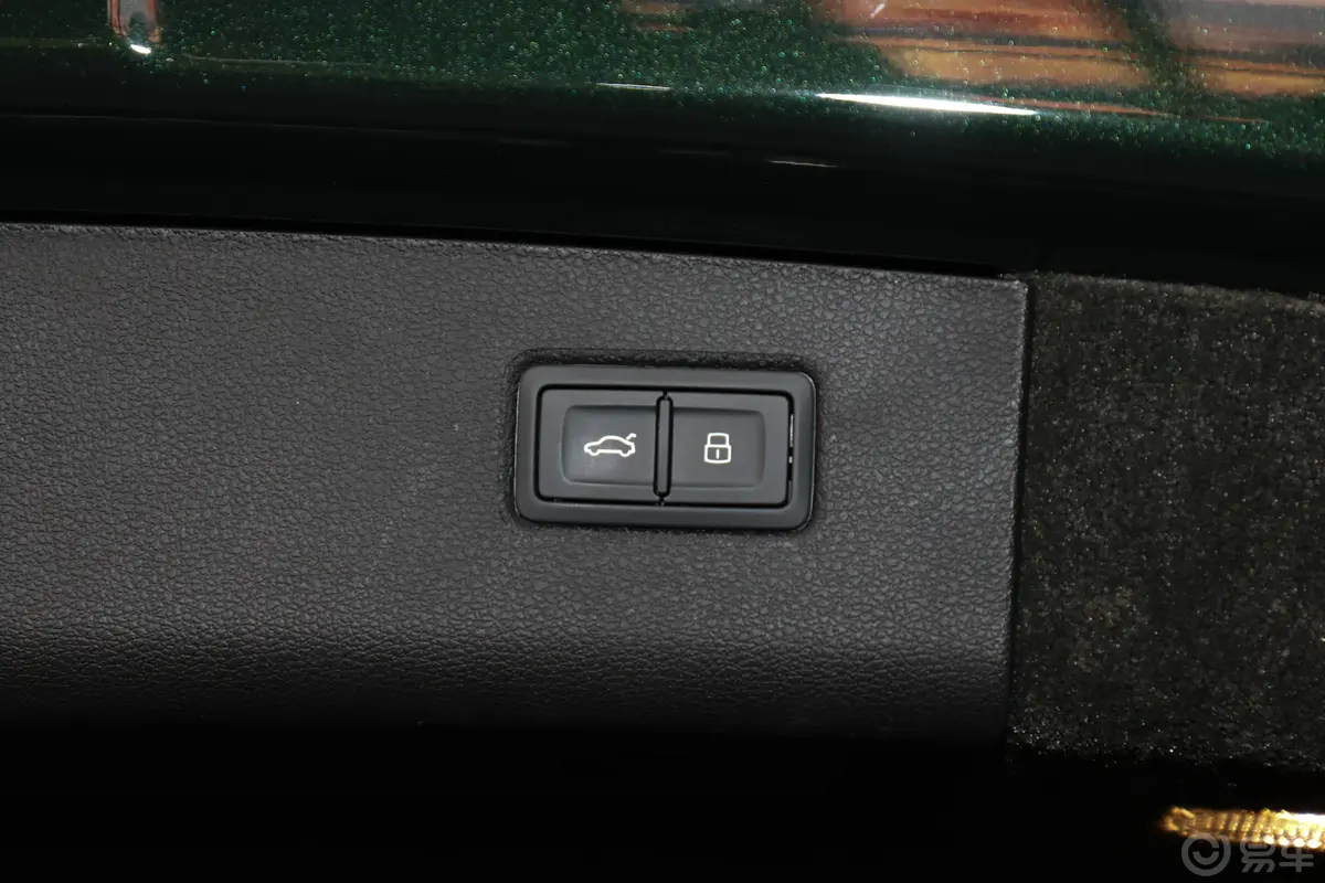 添越4.0T V8 Savile Row电动尾门按键（手动扶手）