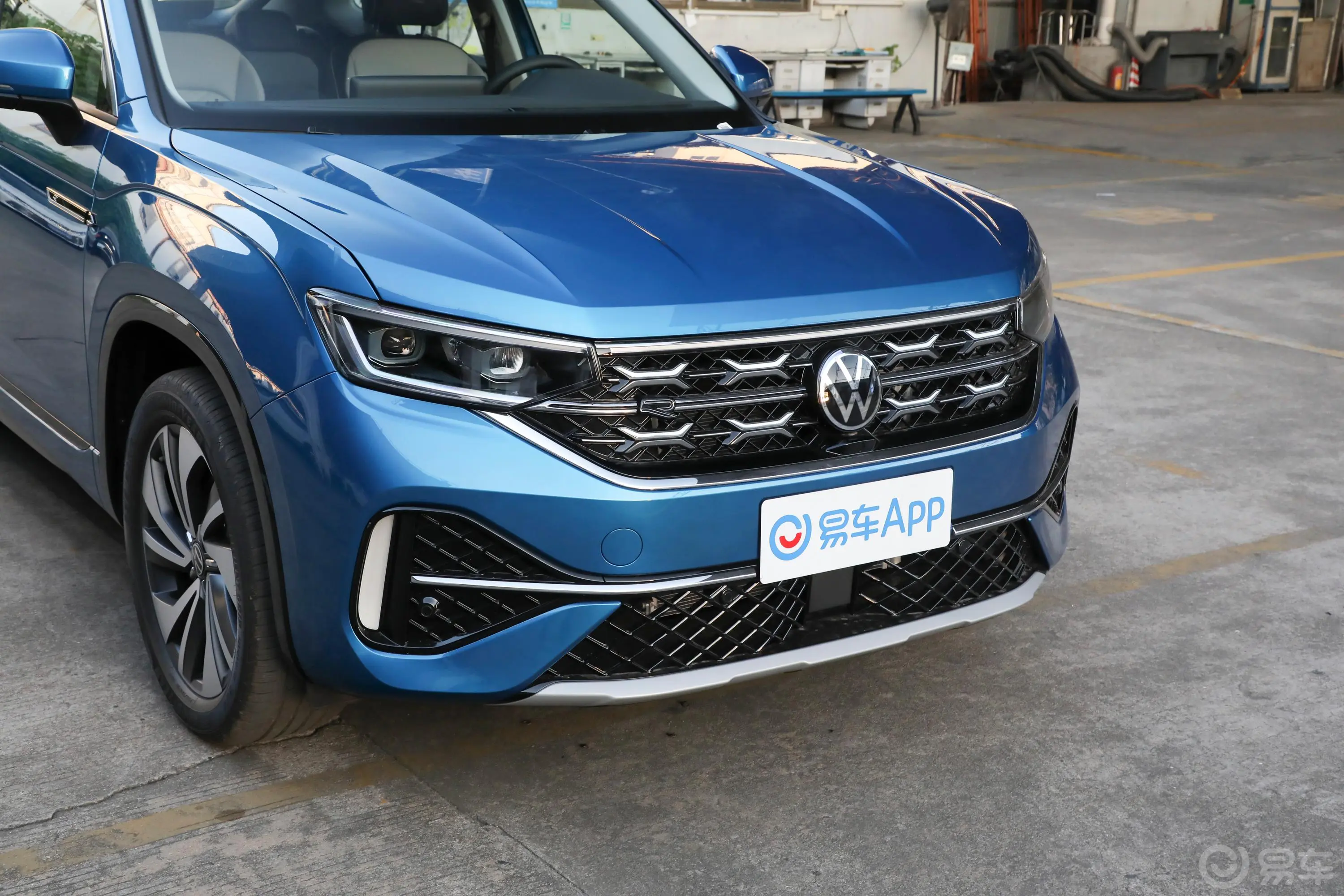 探岳X330TSI 两驱尊贵高能版前格栅侧俯拍