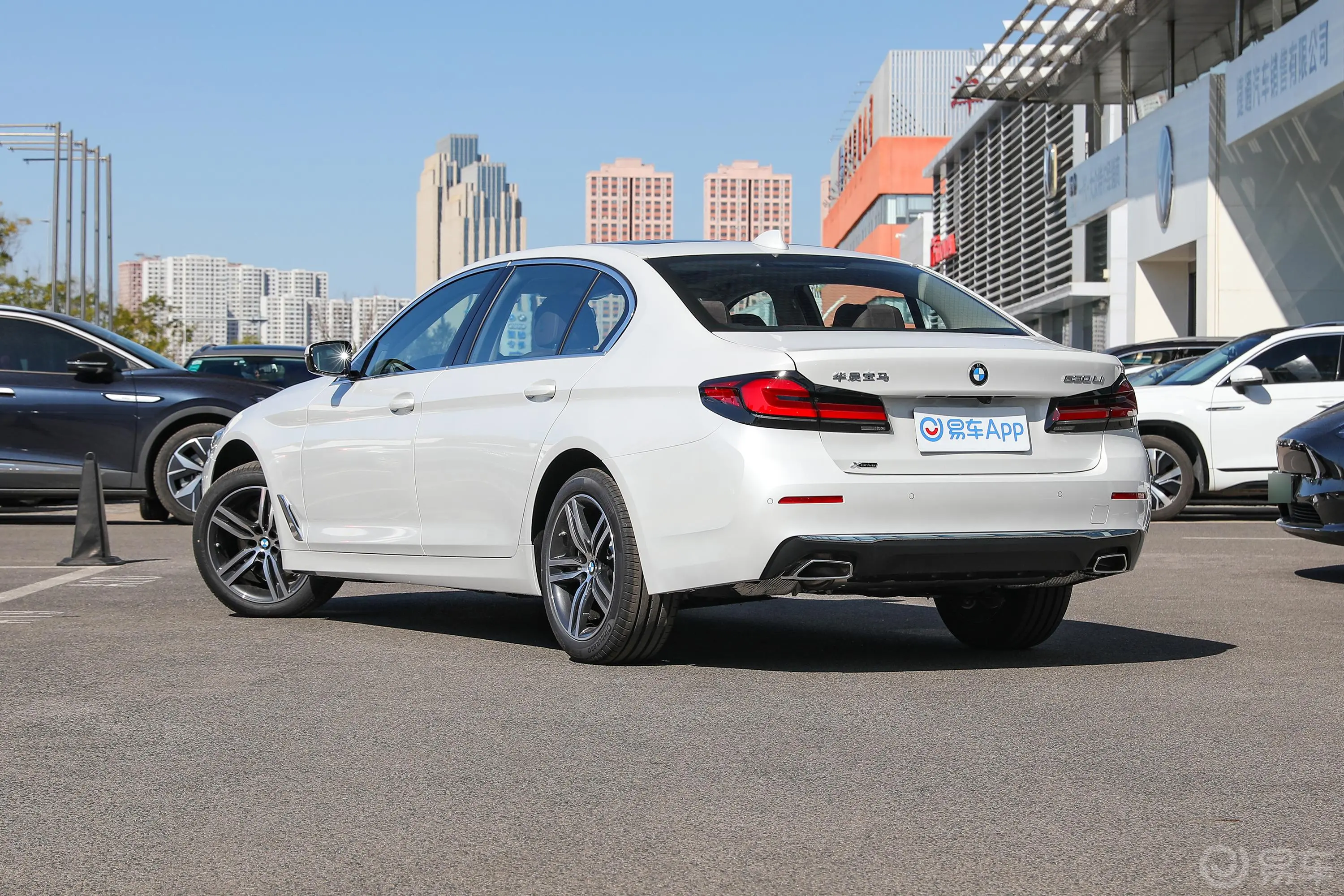 宝马5系改款二 530Li xDrive 豪华套装侧后45度车头向左水平