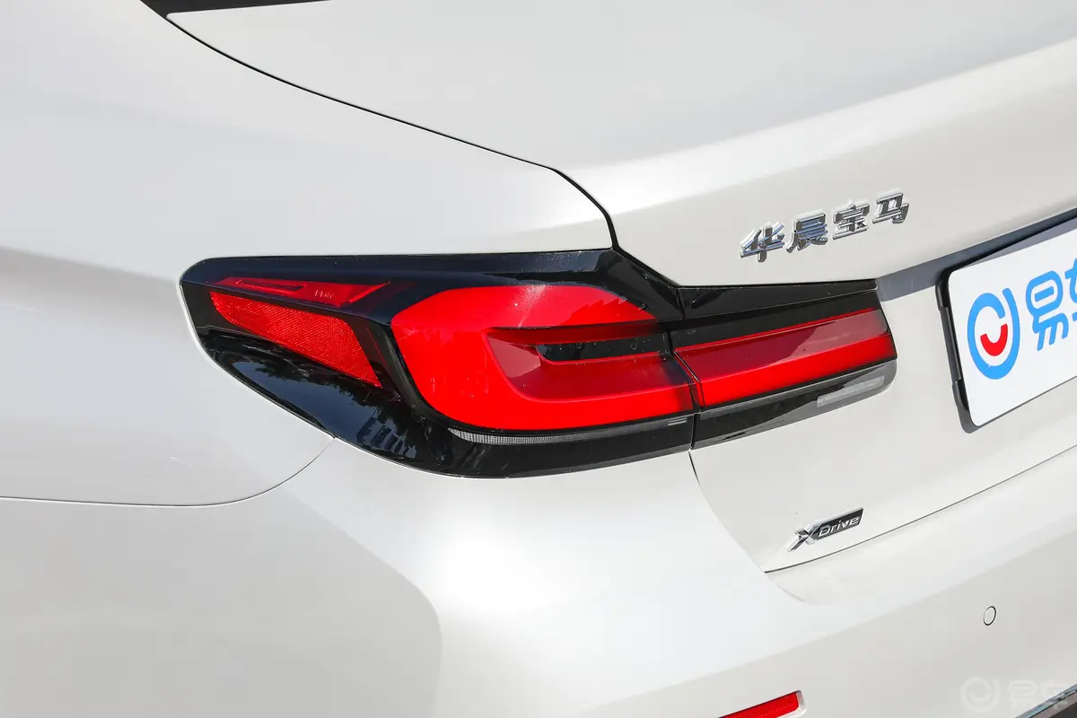 宝马5系改款二 530Li xDrive 豪华套装尾灯侧45度俯拍