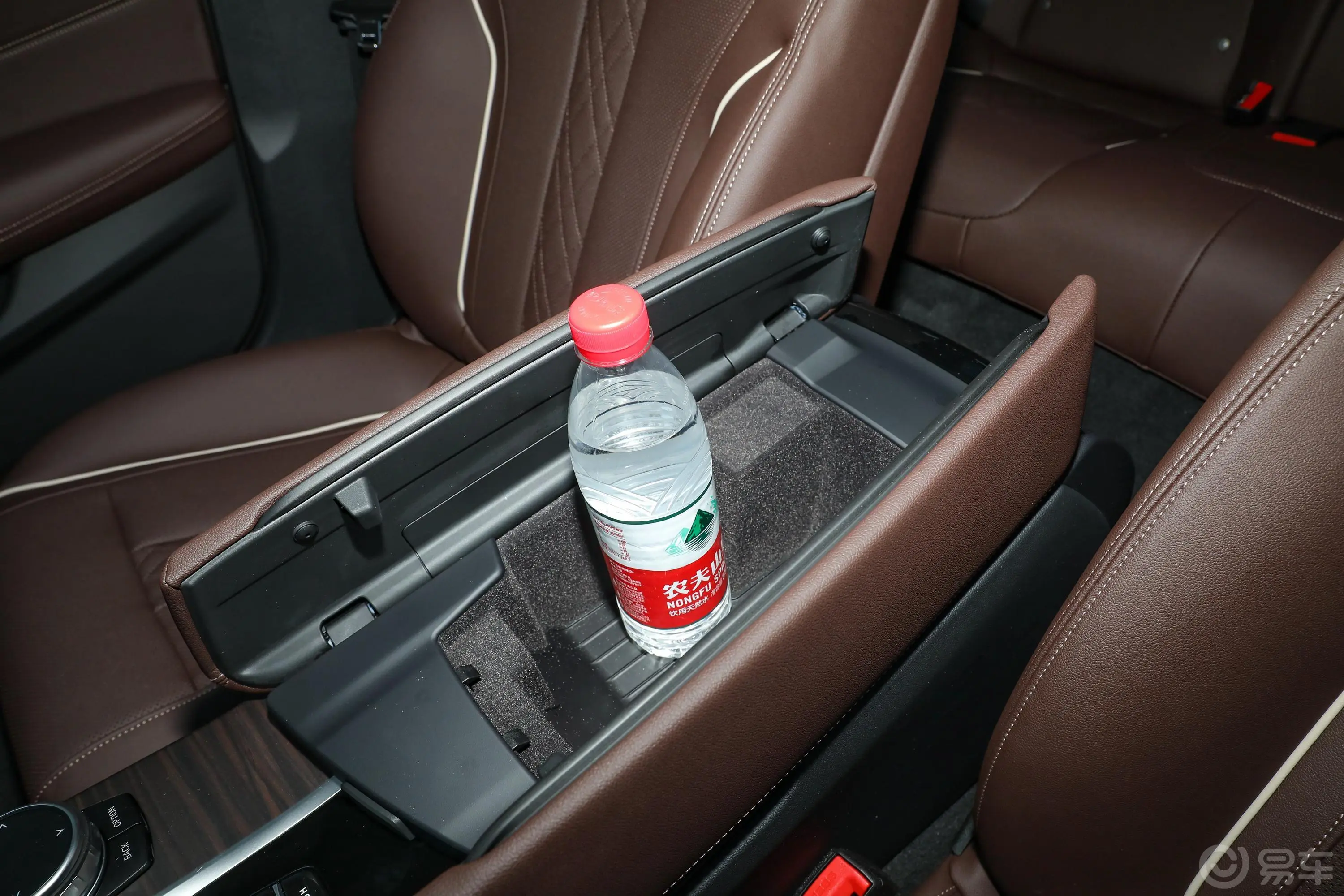 宝马5系改款二 530Li xDrive 豪华套装前排扶手箱储物格