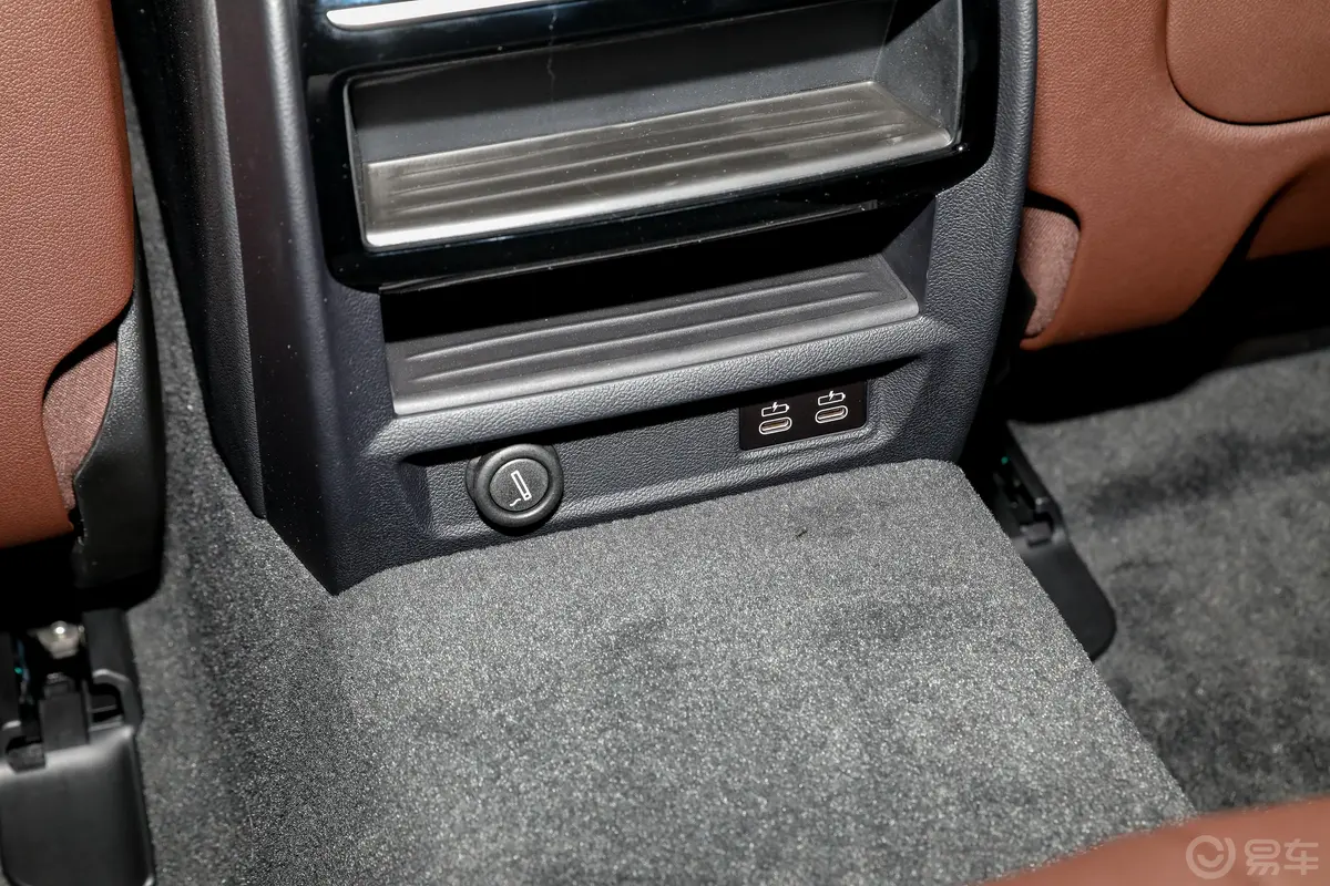 宝马5系改款二 530Li xDrive 豪华套装后排充电口