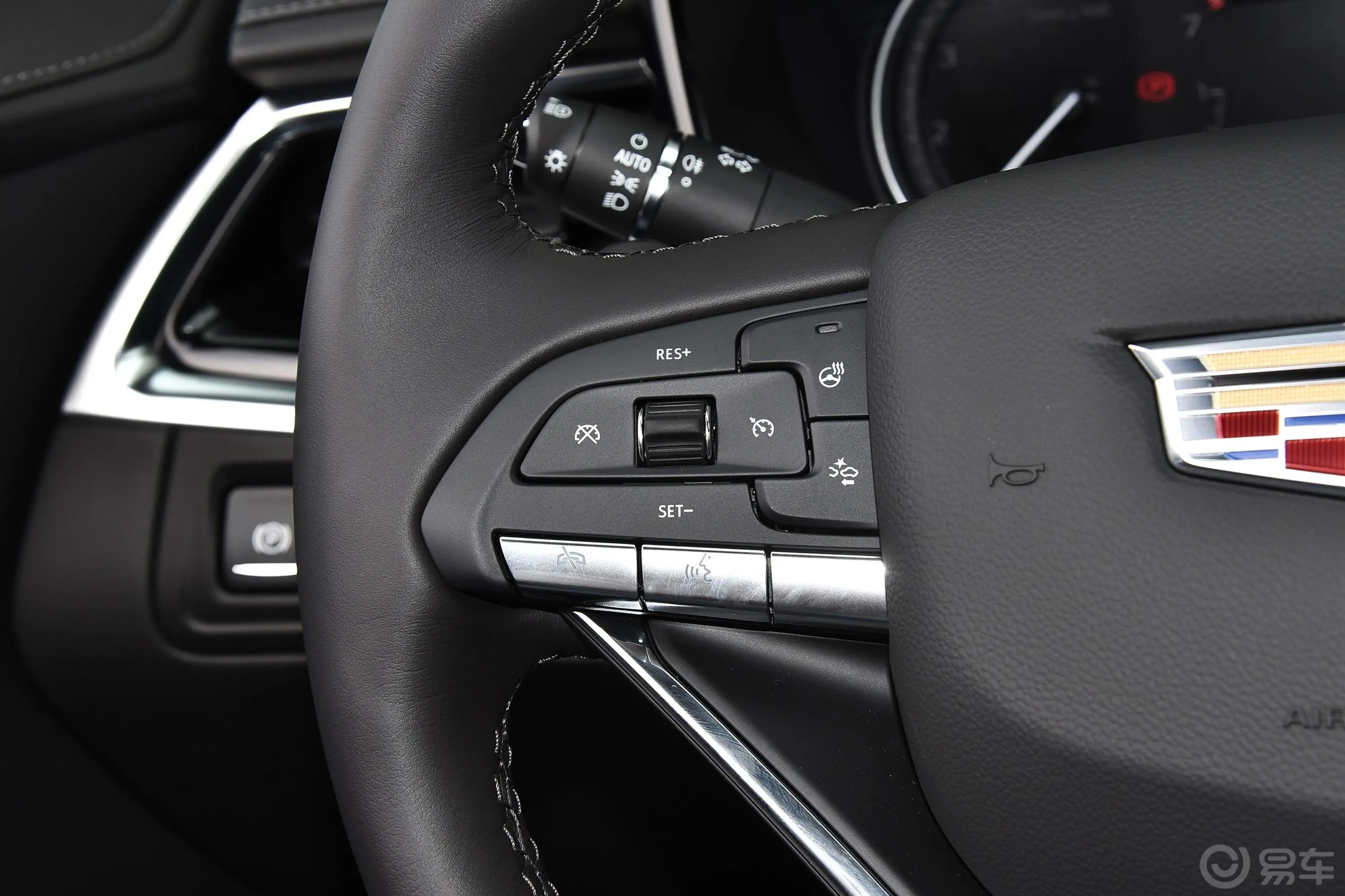 凯迪拉克XT6轻混 120周年纪念版 2.0T 四驱豪华型 7座左侧方向盘功能按键