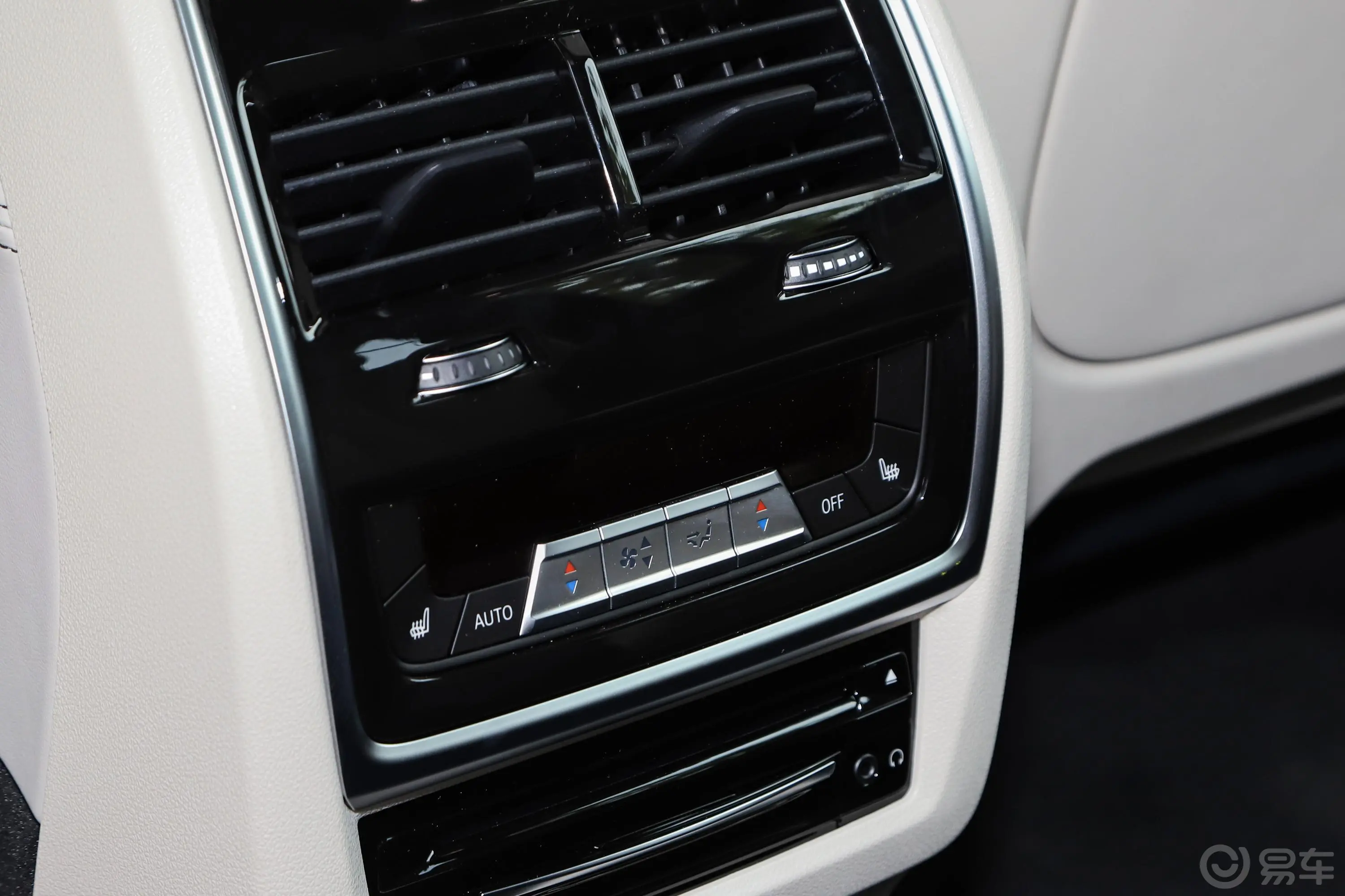 宝马X750周年版 xDrive M50i后排空调控制键