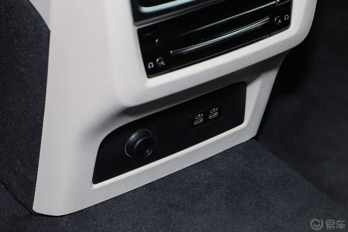 宝马X750周年版 xDrive M50i后排充电口