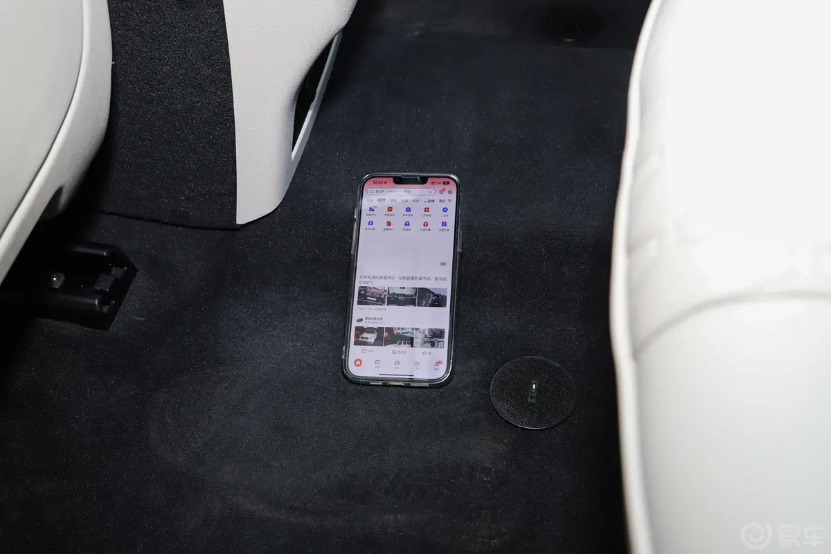 宝马X750周年版 xDrive M50i后排地板中间位置