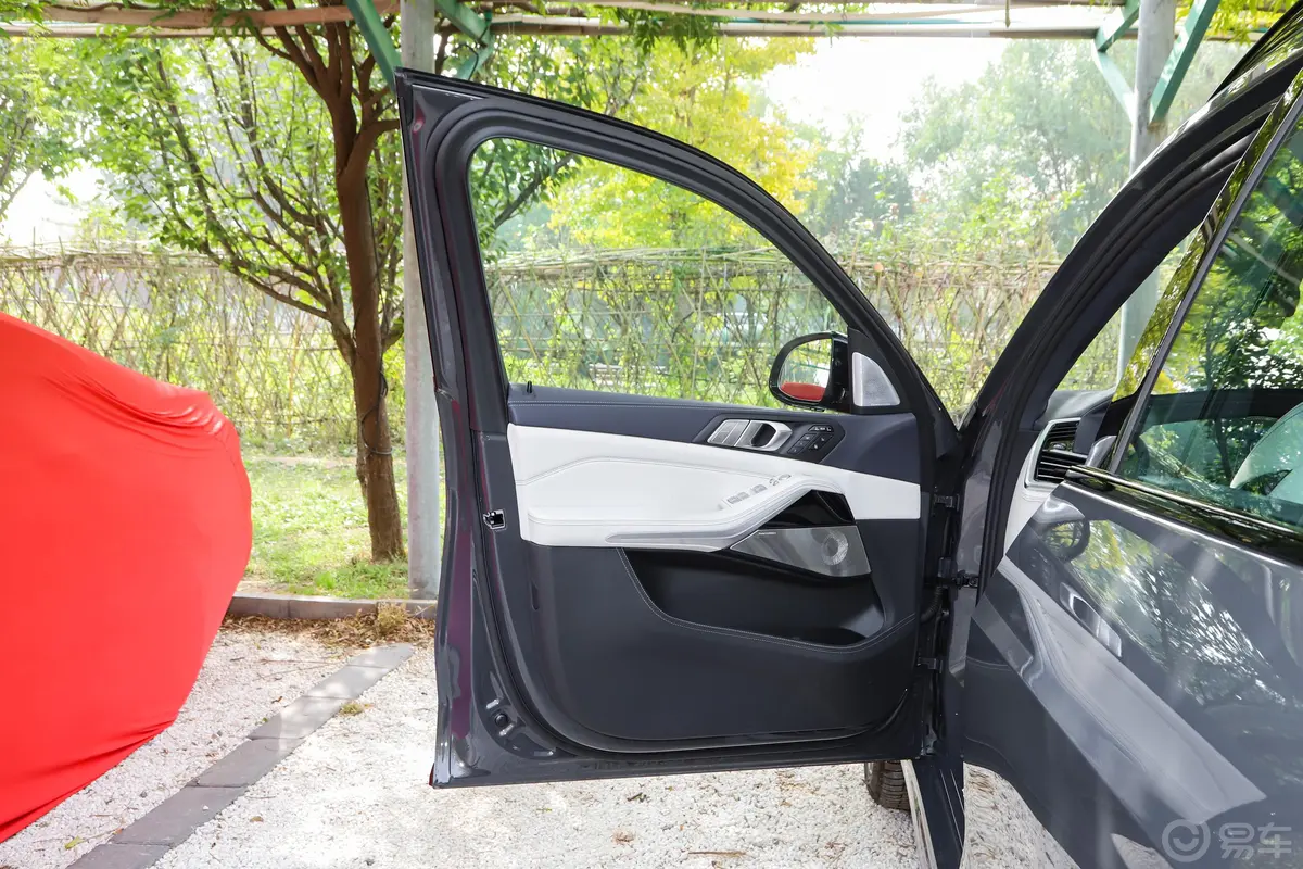 宝马X750周年版 xDrive M50i驾驶员侧前车门