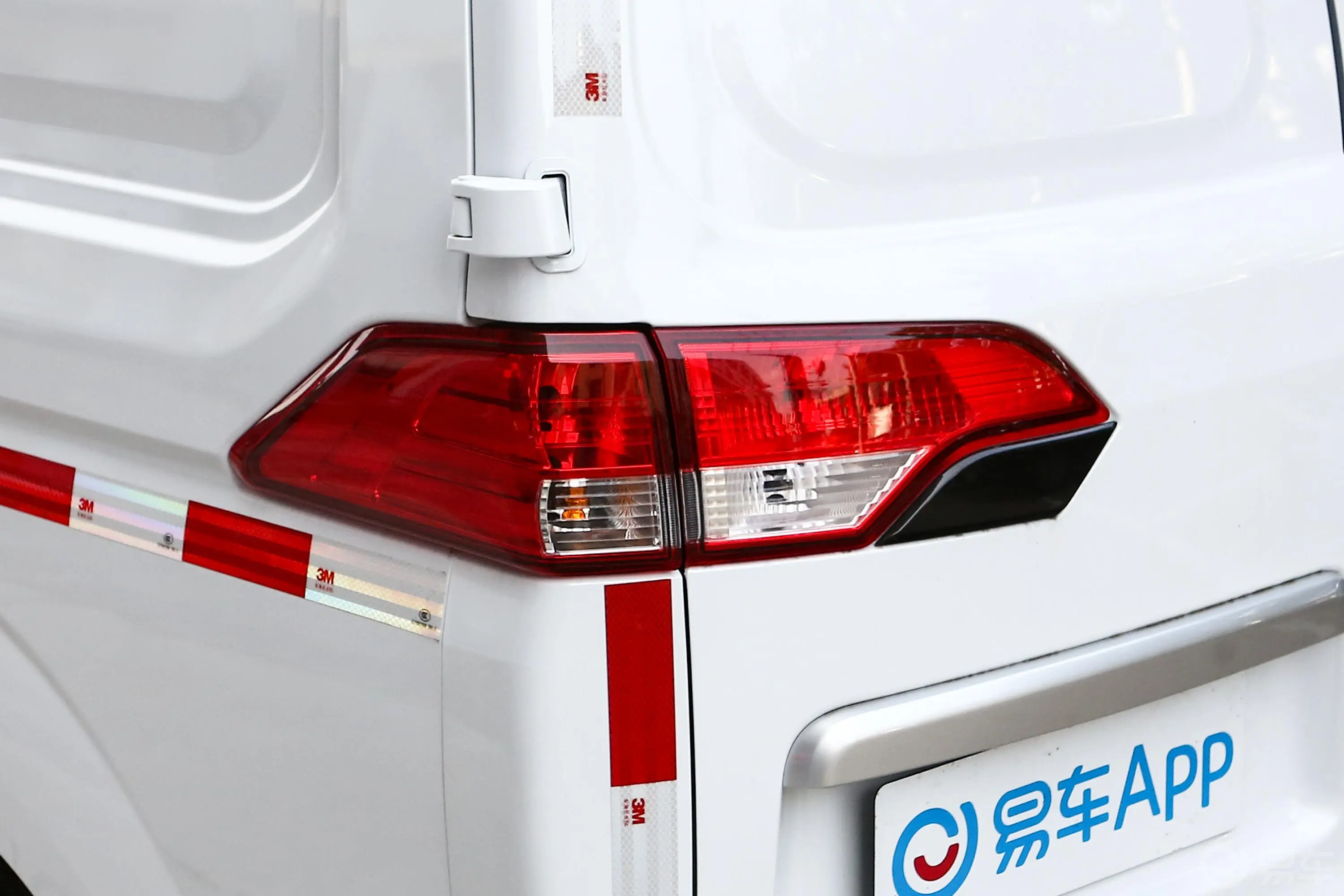 博腾V2 EV封窗厢货 标准型 河南锂动电池尾灯侧45度俯拍