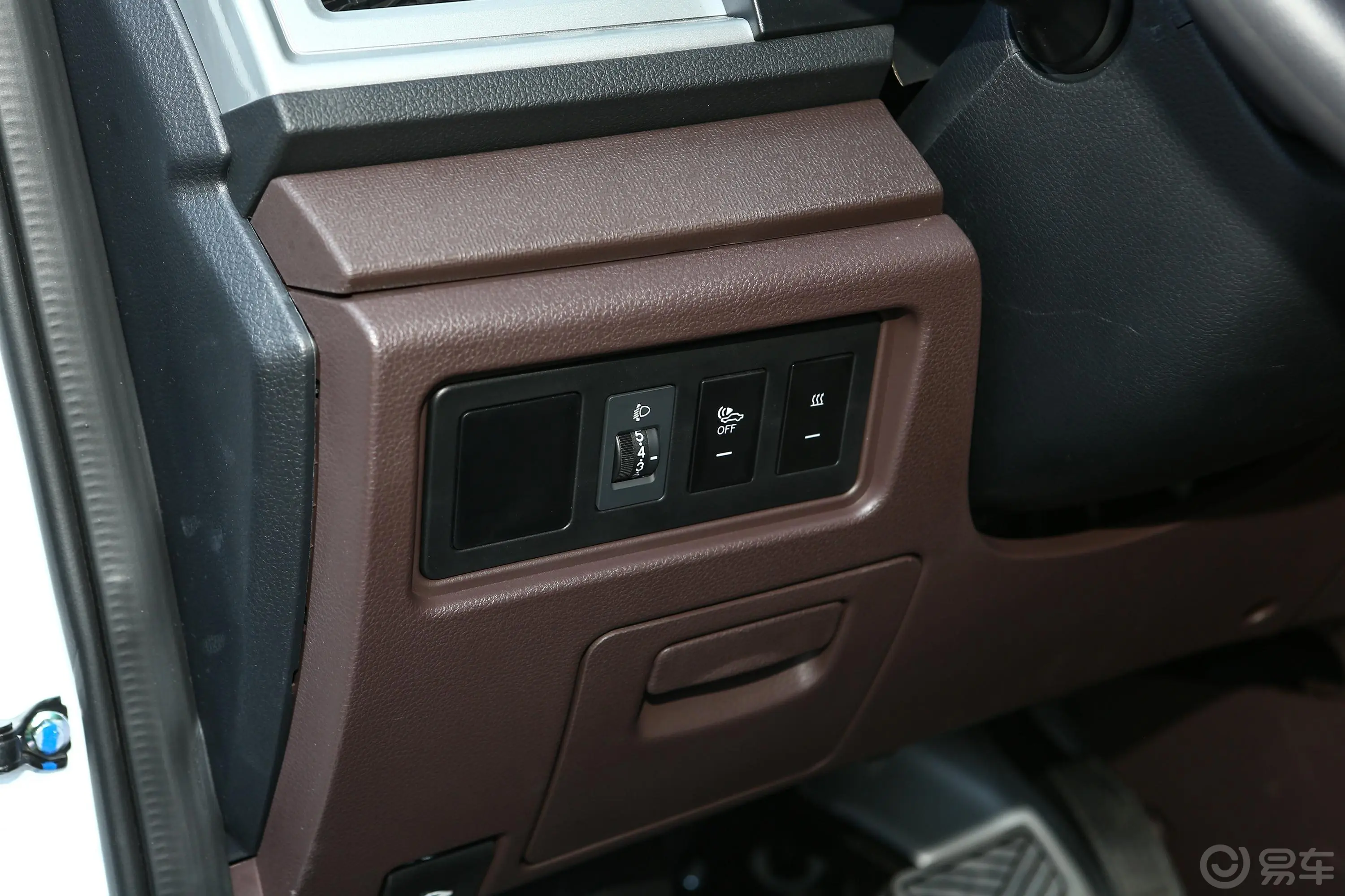 博腾V2 EV封窗厢货 标准型 河南锂动电池主驾驶位