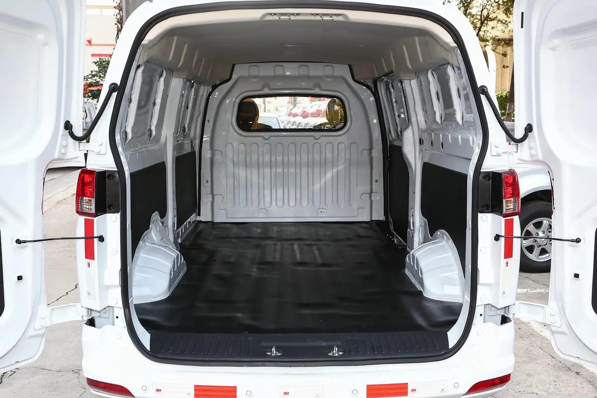 博腾V2 EV封窗厢货 标准型 河南锂动电池后备厢空间特写