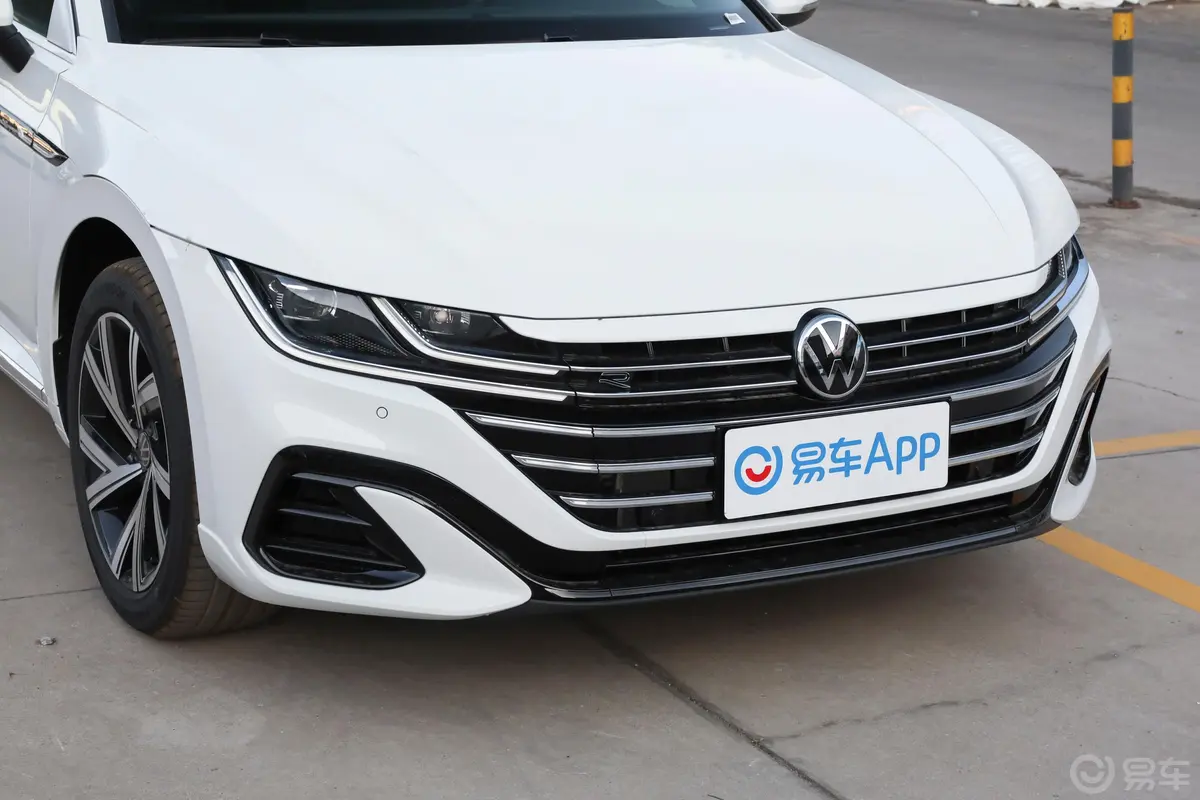 一汽-大众CC330TSI 炫目版前格栅侧俯拍