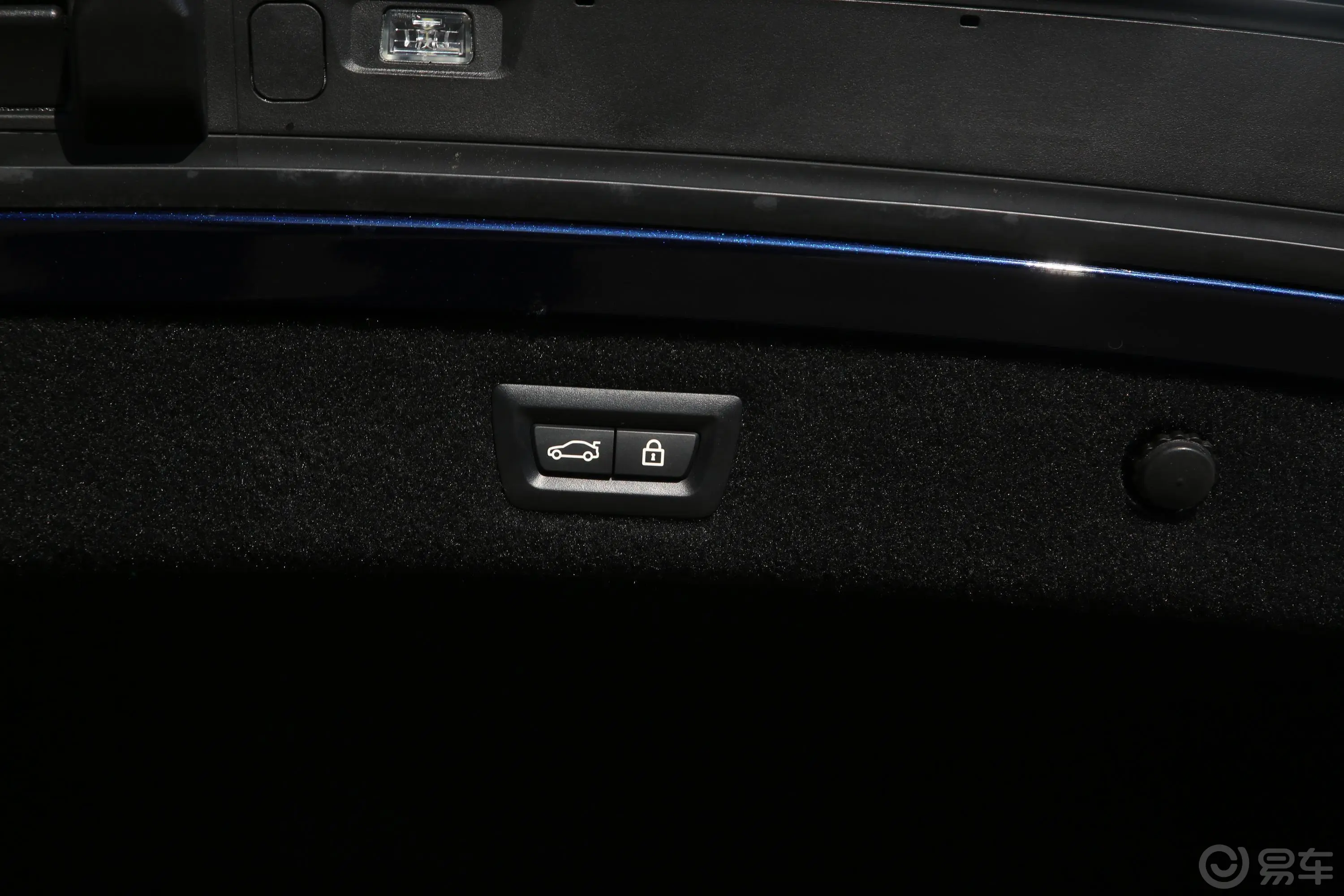 宝马8系四门轿跑车 840i M运动套装电动尾门按键（手动扶手）