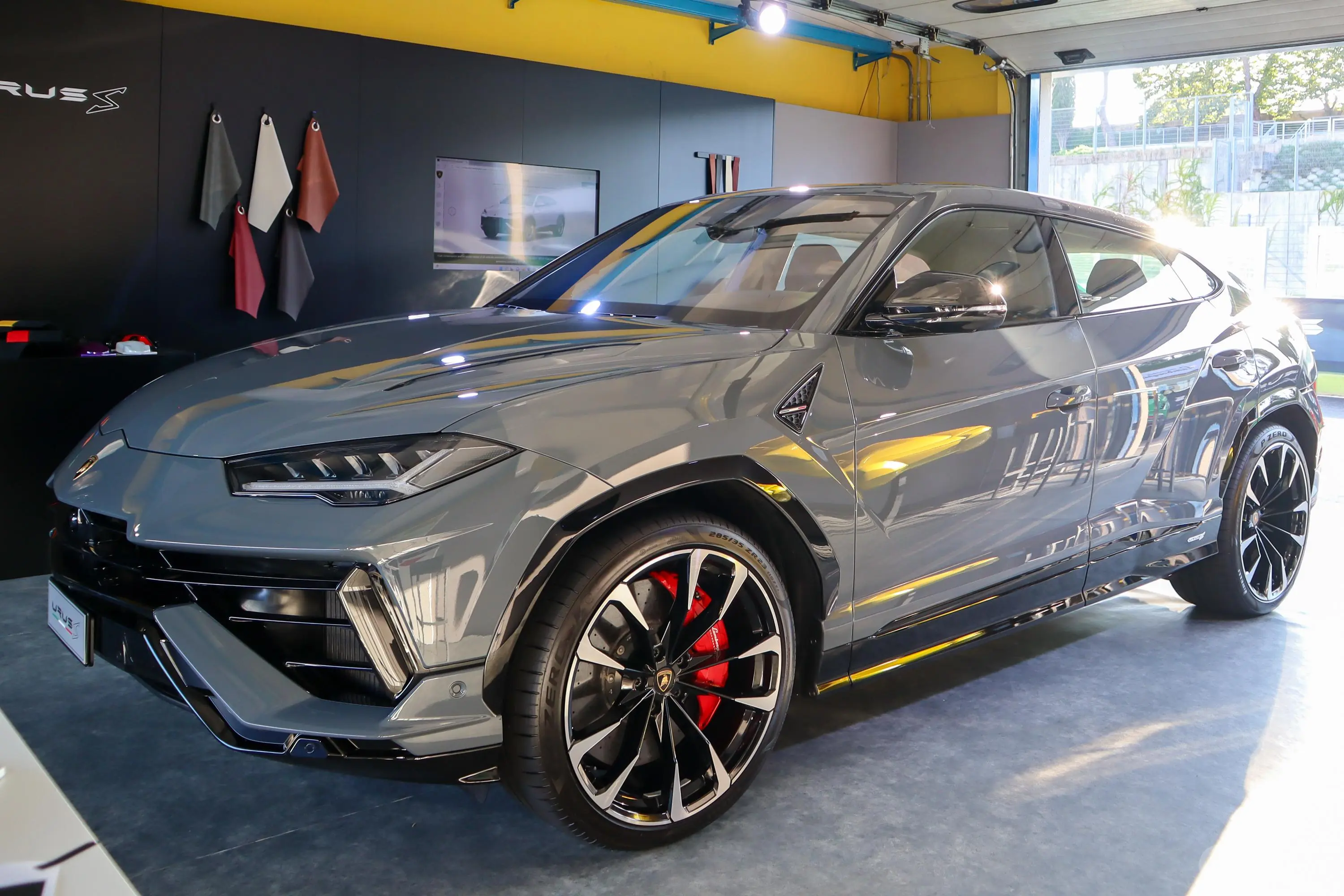 Urus4.0T V8 S正侧车头向左水平