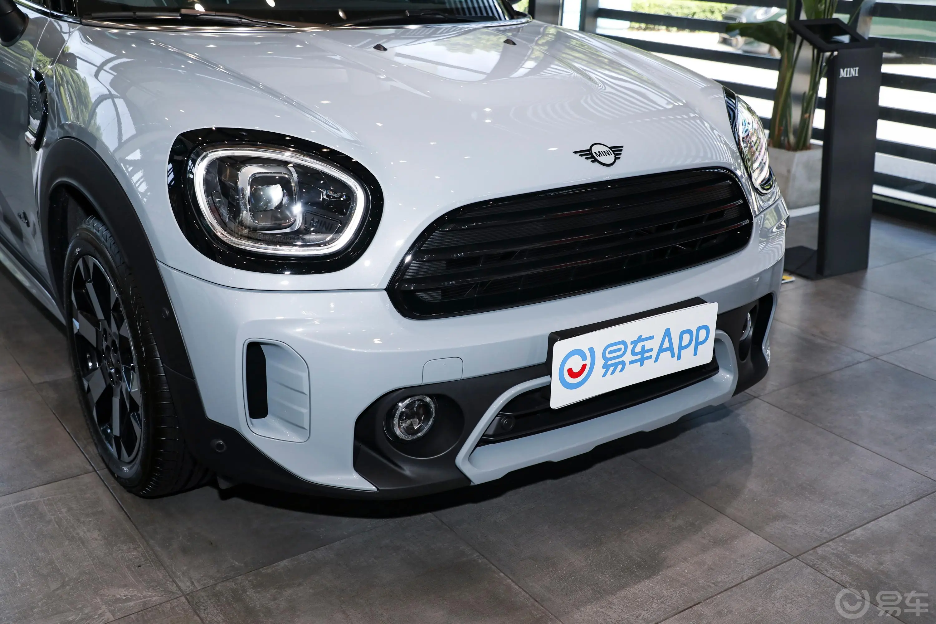 MINI COUNTRYMAN1.5T COOPER ALL4 不羁特别版前格栅侧俯拍