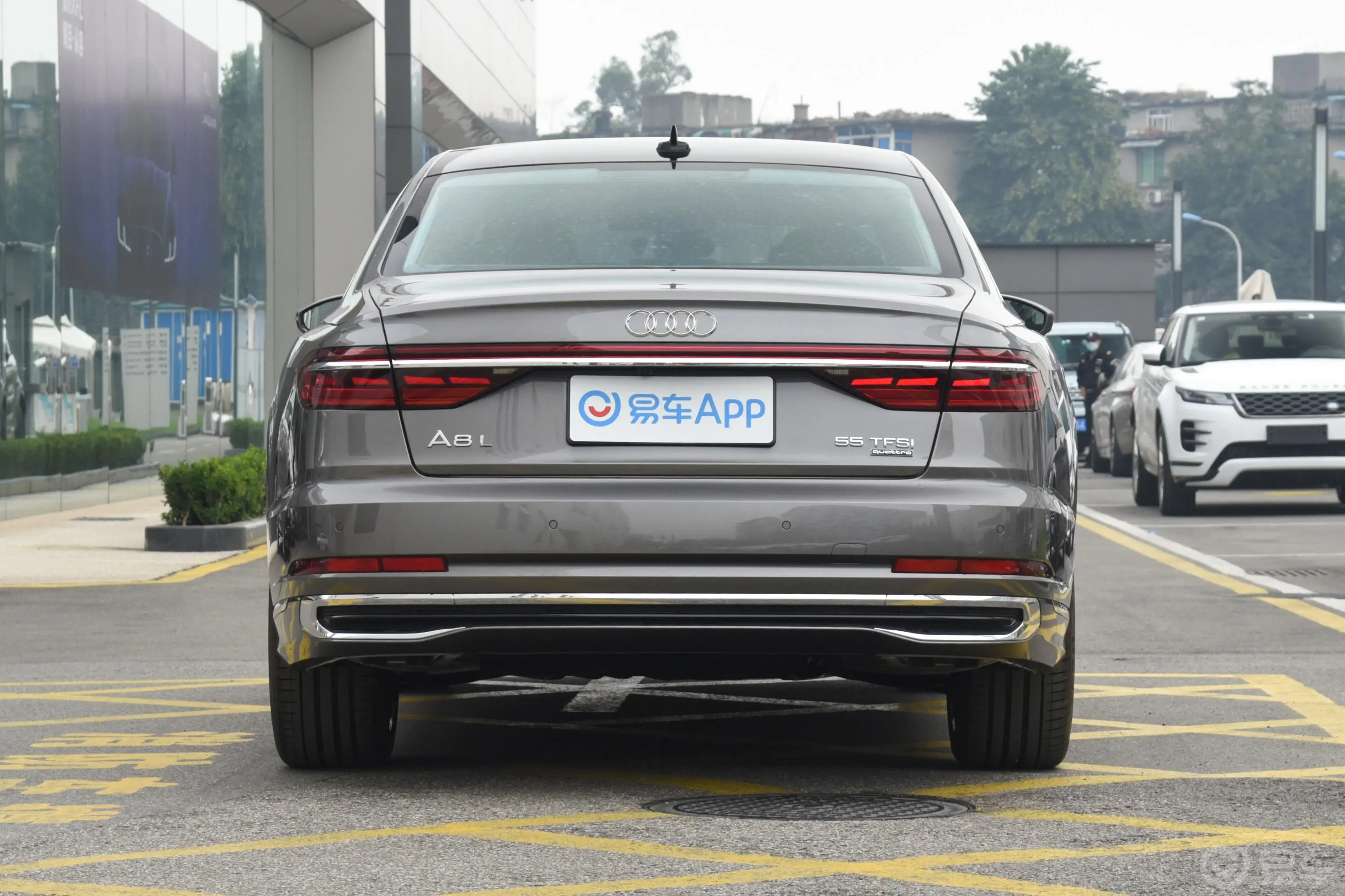 奥迪A8改款 A8L 55 TFSI quattro 旗舰型正后水平