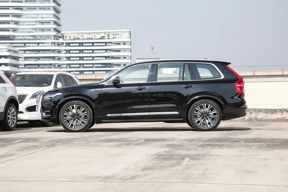 沃尔沃XC90新能源T8 62km 长续航智尊豪华版正侧车头向左水平