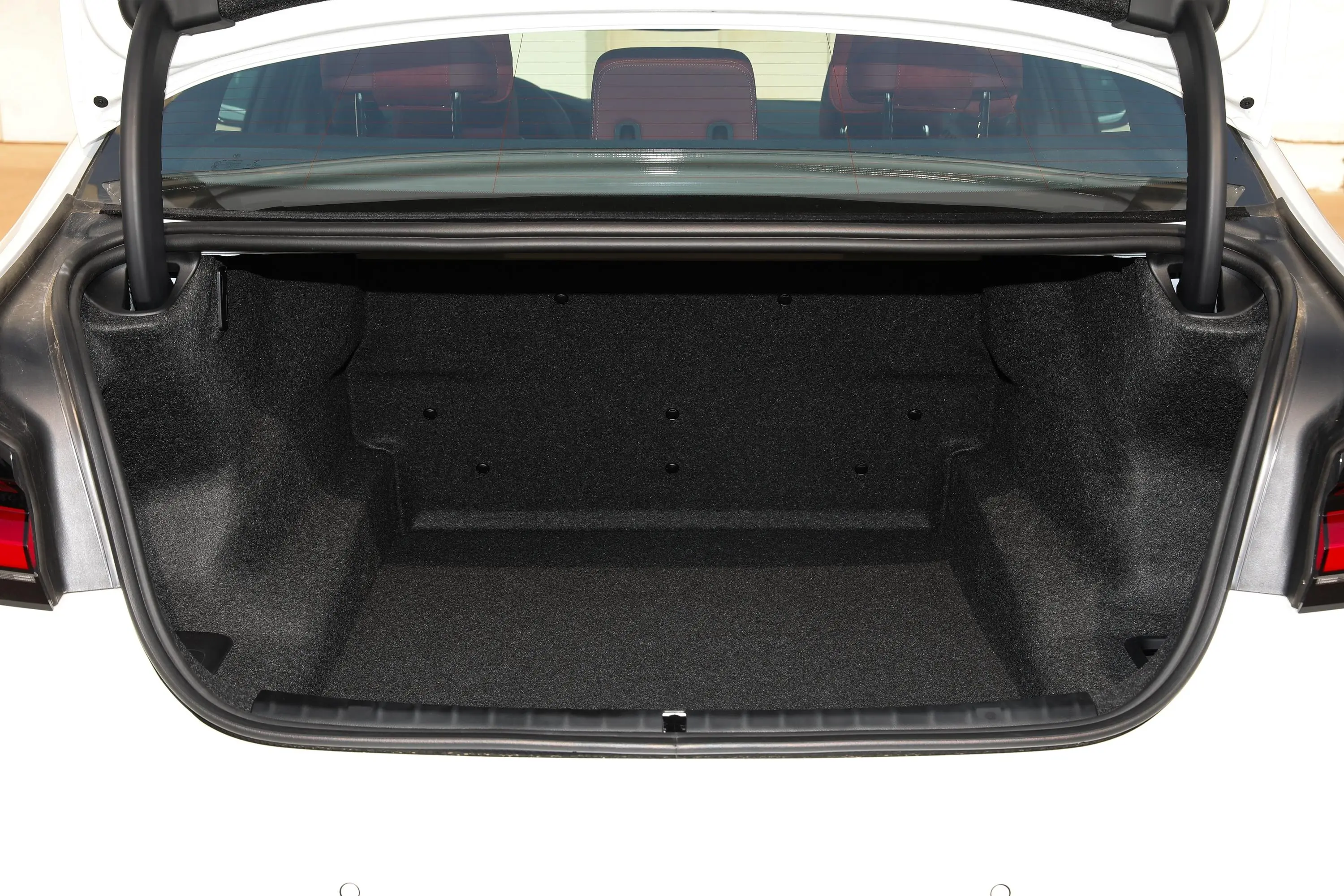 宝马5系改款二 530Li xDrive M运动套装后备厢空间特写