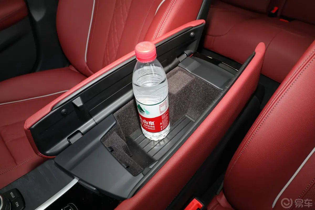 宝马5系改款二 530Li xDrive M运动套装前排扶手箱储物格