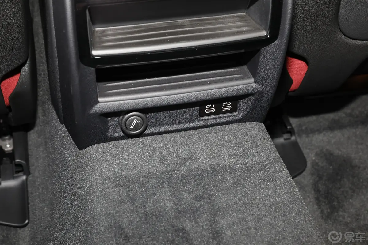 宝马5系改款二 530Li xDrive M运动套装后排充电口