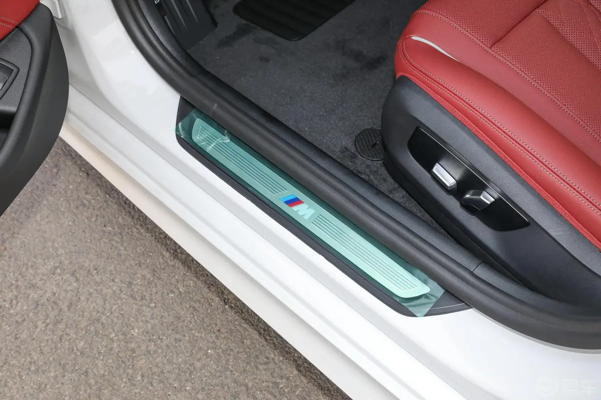 宝马5系改款二 530Li xDrive M运动套装前排迎宾踏板