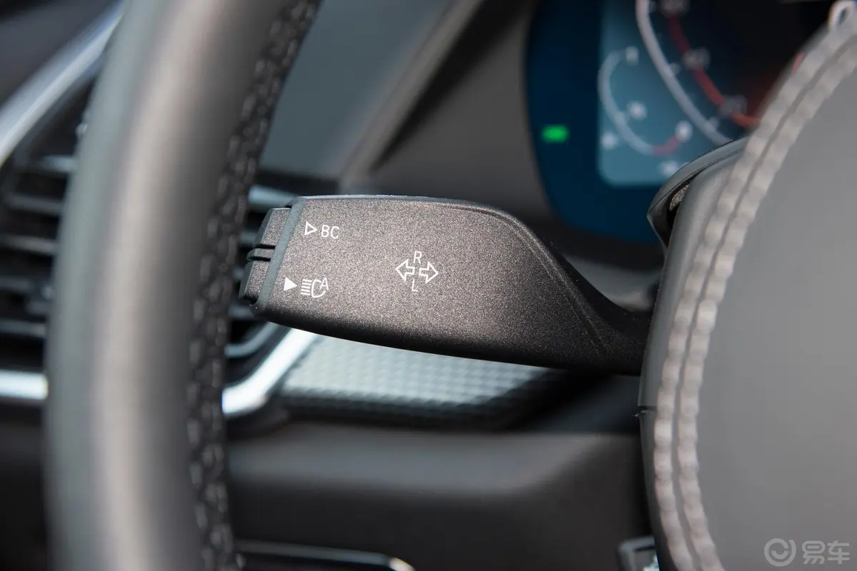 宝马X6改款二 xDrive40i M运动套装灯光控制区