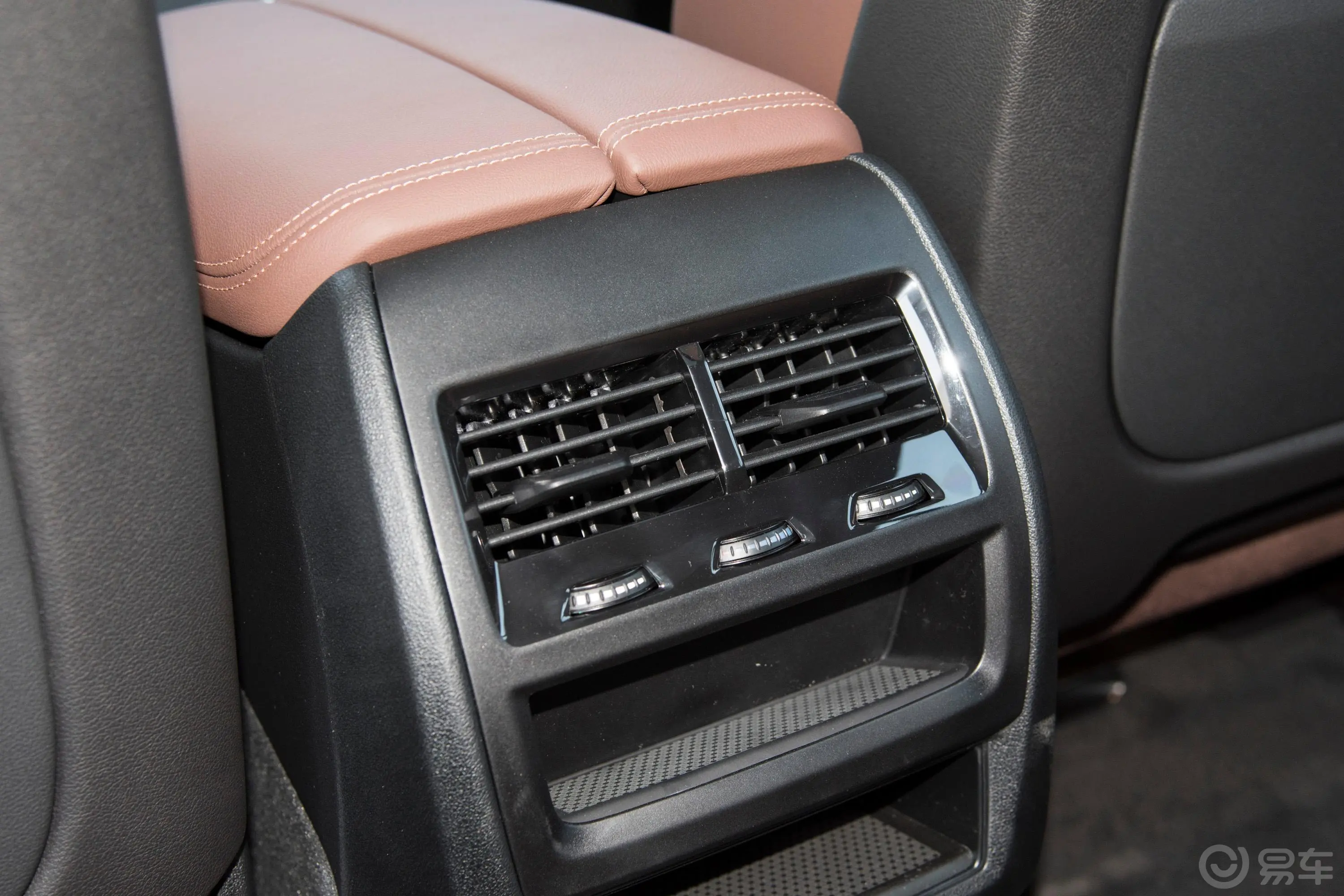 宝马X6改款二 xDrive40i M运动套装后排功能