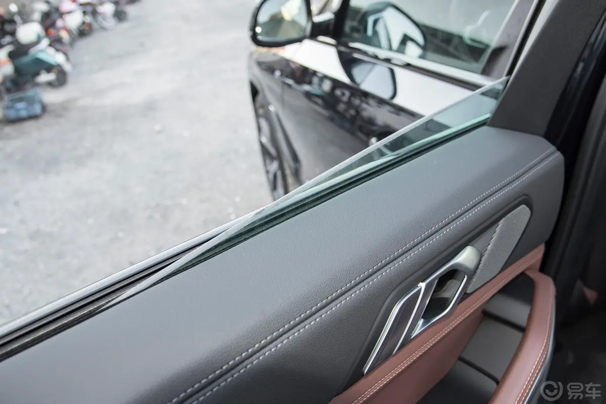 宝马X6改款二 xDrive40i M运动套装后排玻璃材质特写