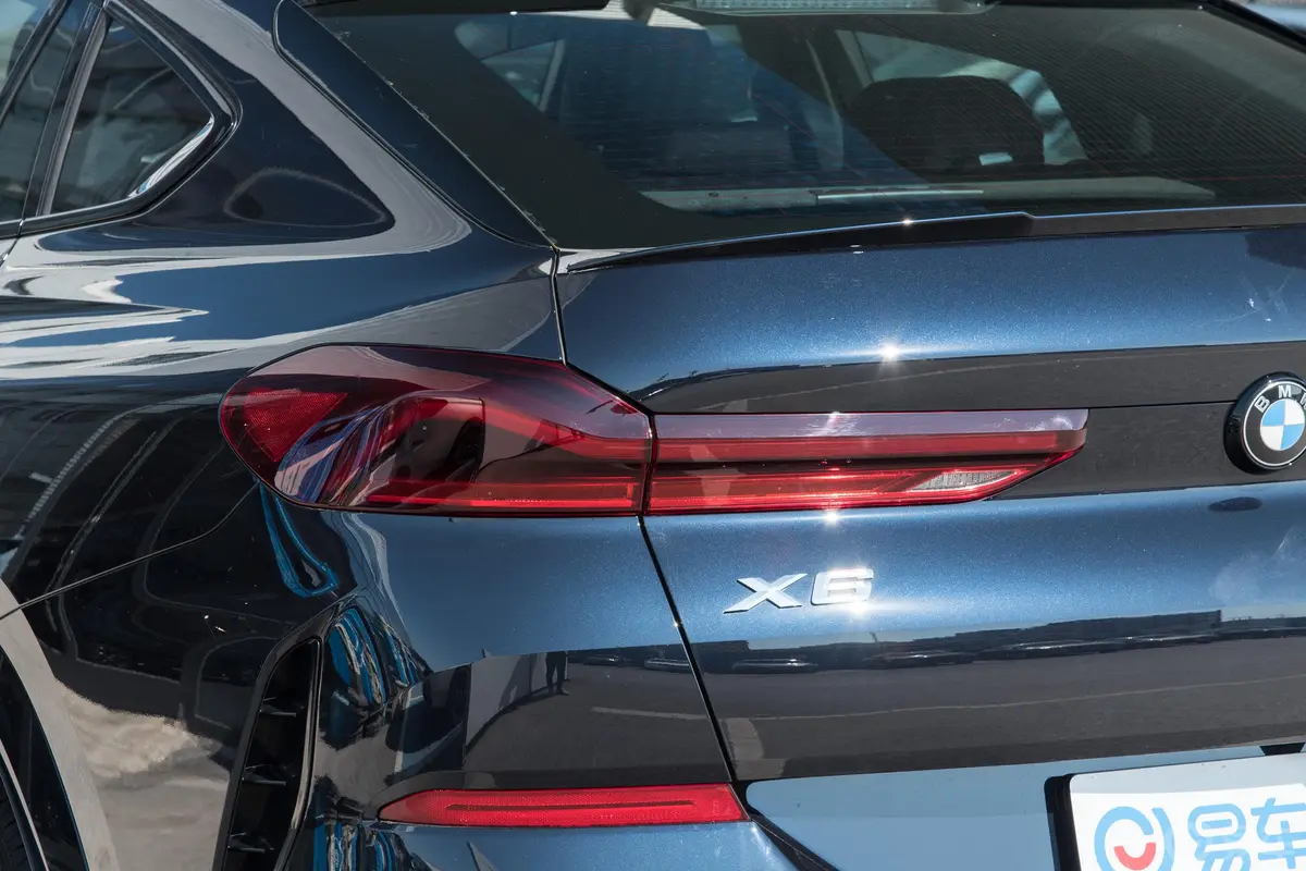 宝马X6改款二 xDrive40i M运动套装尾灯侧45度俯拍