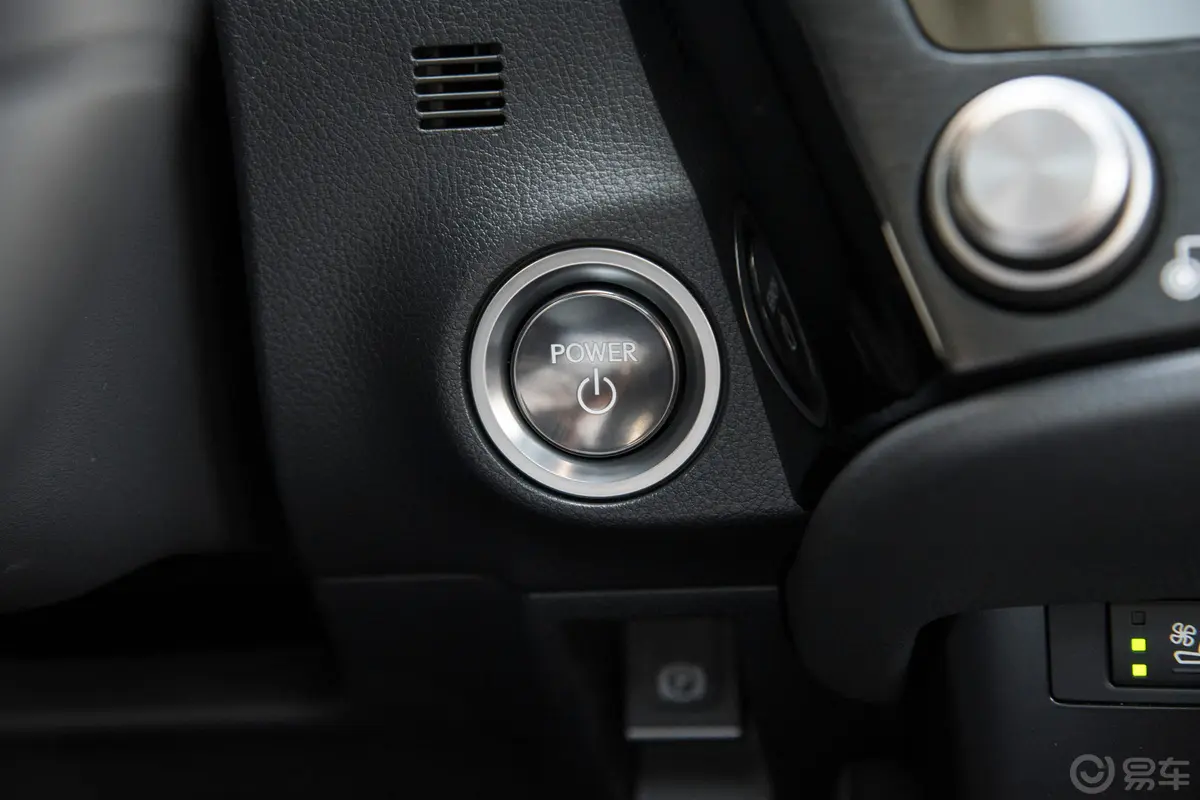 雷克萨斯ES300h 行政版钥匙孔或一键启动按键