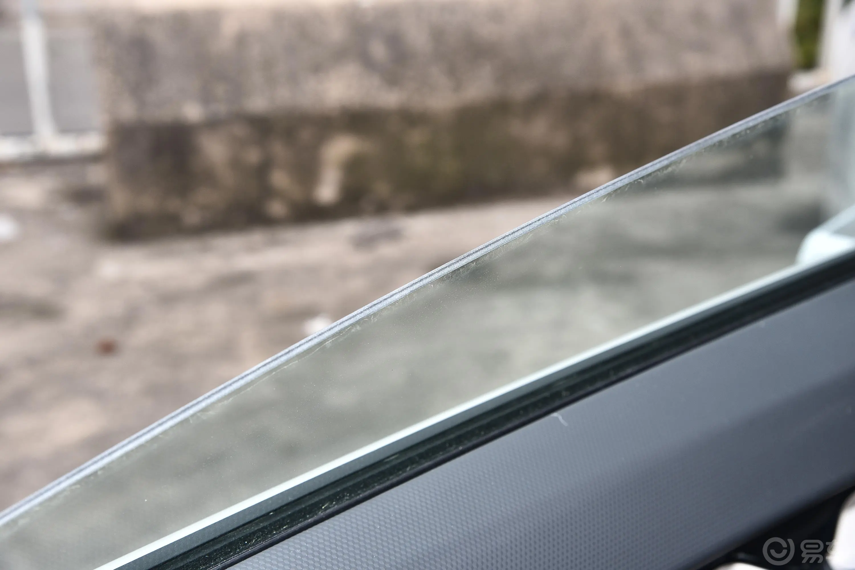 吉利几何APro 430km 青苹果Halo后排玻璃材质特写