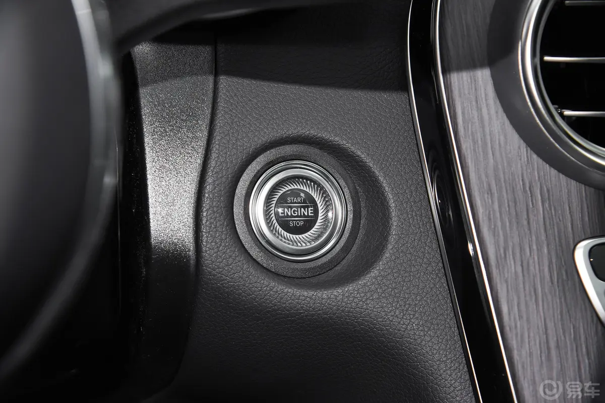 奔驰GLC轿跑GLC 300 4MATIC 轿跑SUV钥匙孔或一键启动按键